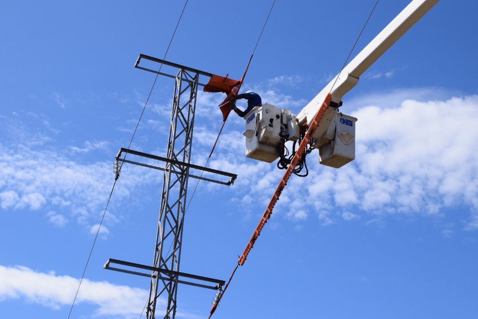 Un operario trabajando en la red eléctrica.