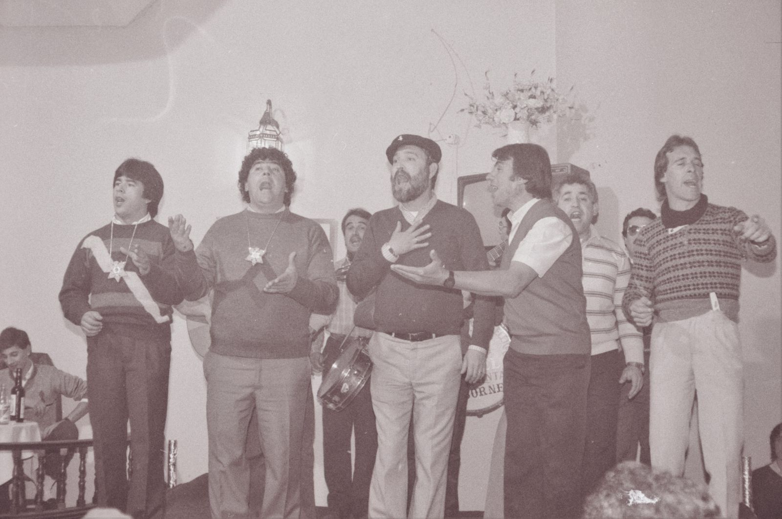 La comparsa 'Gigantes' en un ensayo general en el bar-restaurante El Estero.