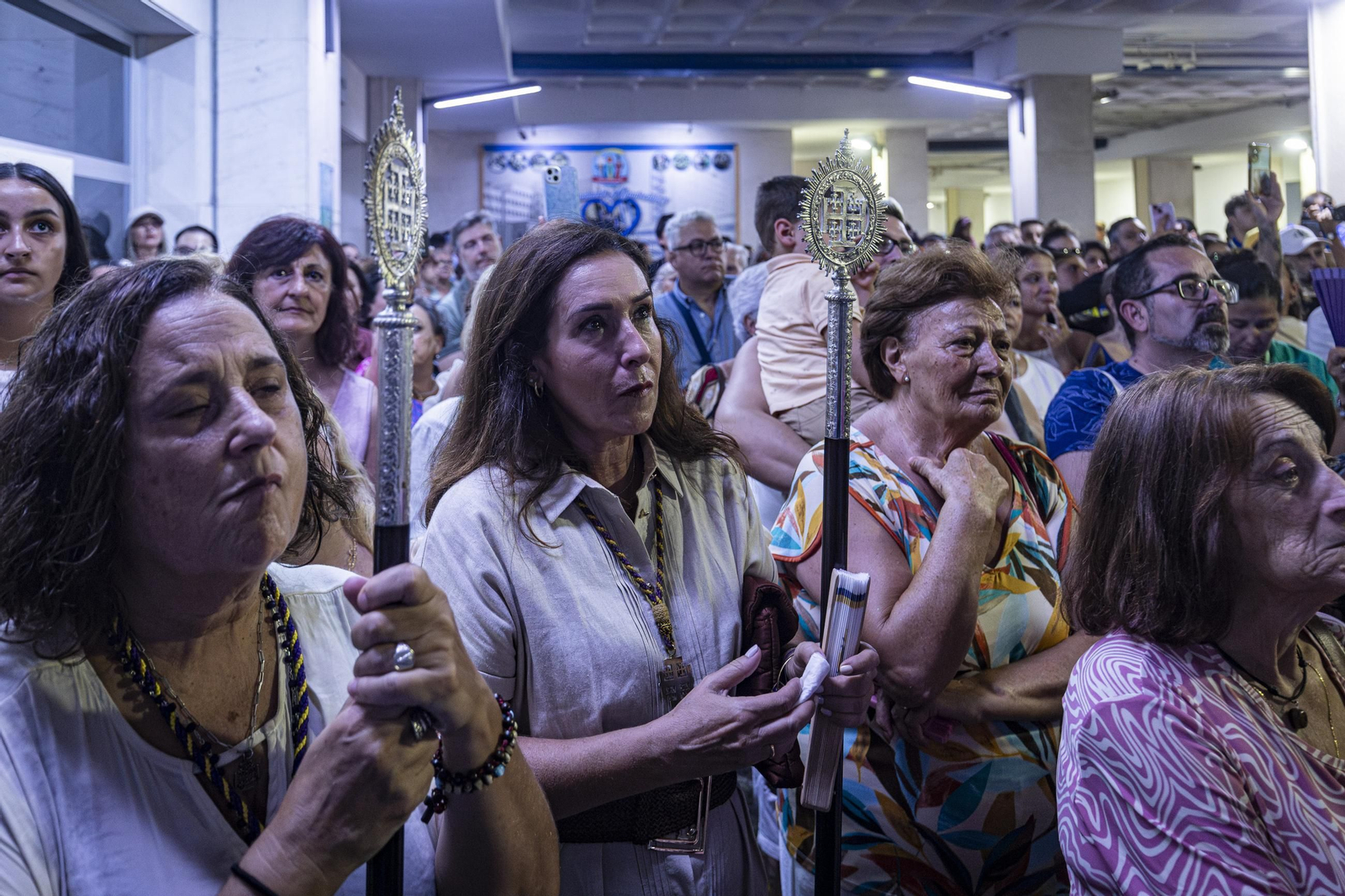 Las imágenes de la histórica visita del Nazareno de Santa María al hospital Puerta del Mar de Cádiz