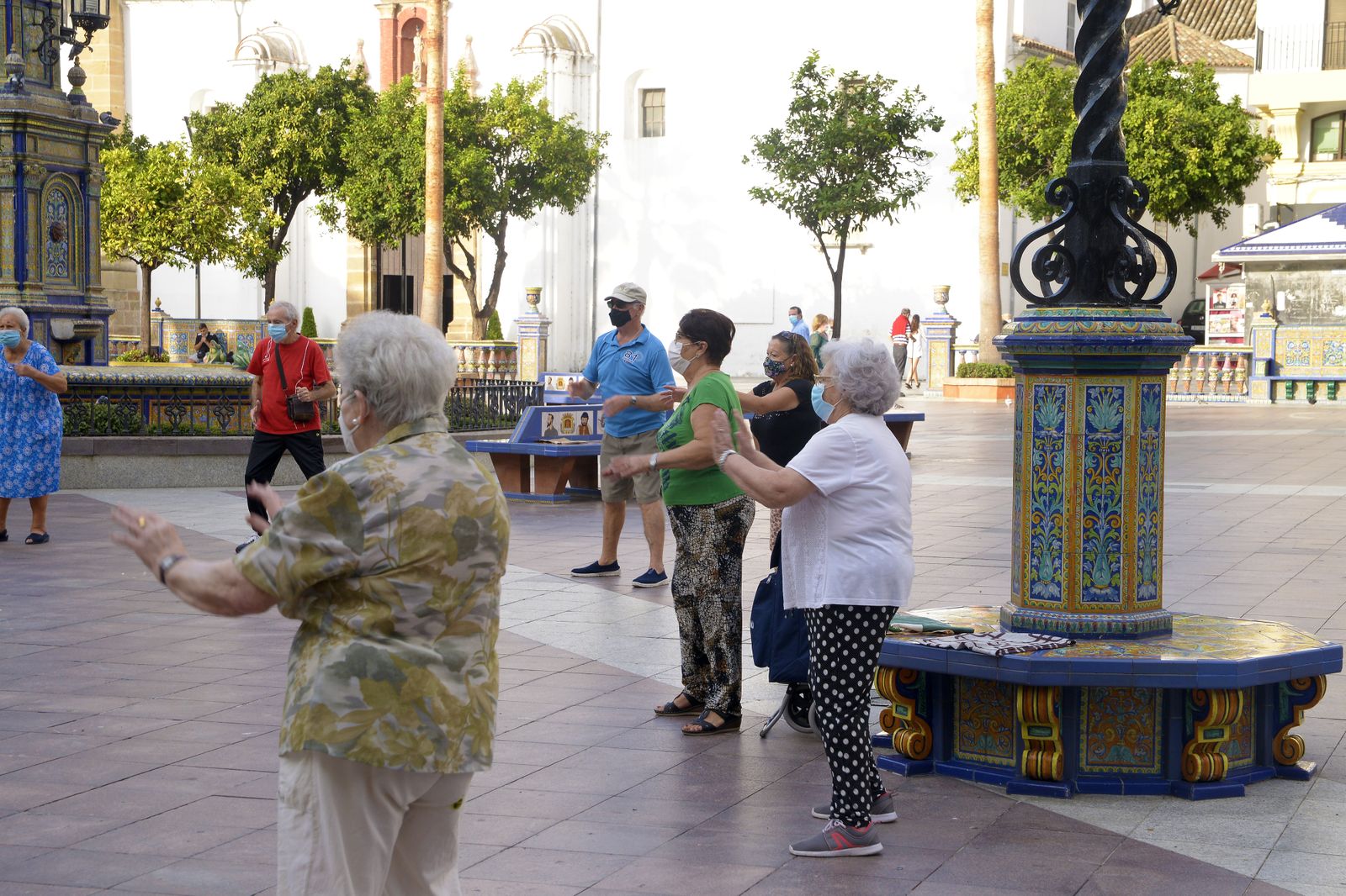Fotos de personas mayores haciendo gimnasia en la Plaza Alta