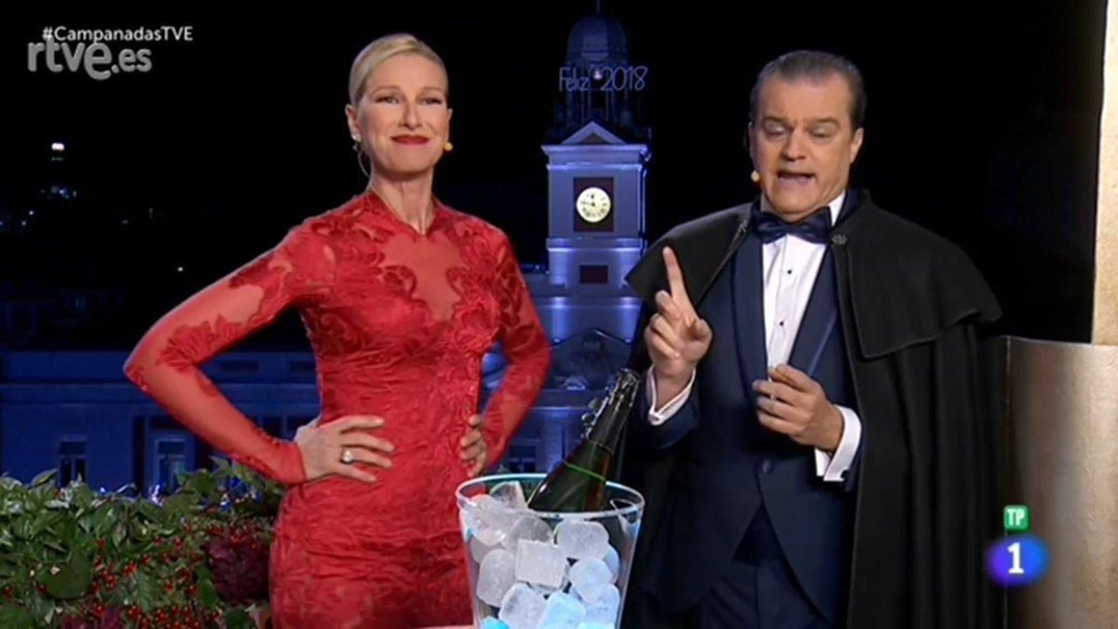 Anne Igartiburu presume de figura junto a Ramón García y su capa.