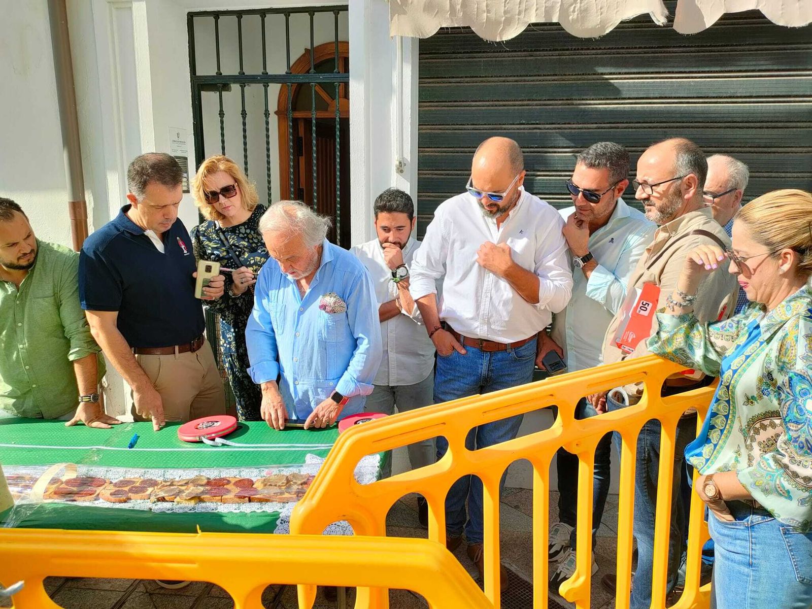 Fotos de la tosta ibérica de más de 150 metros preparada en Los Barrios