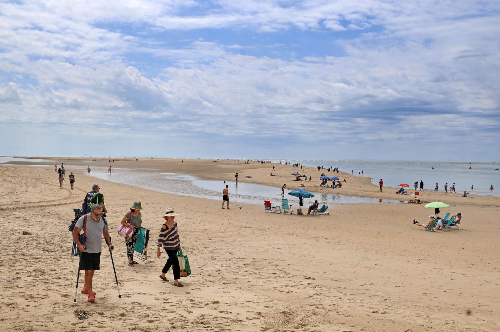 Imágenes del ambiente en la playa de El Portil durante la mañana del 1 de mayo