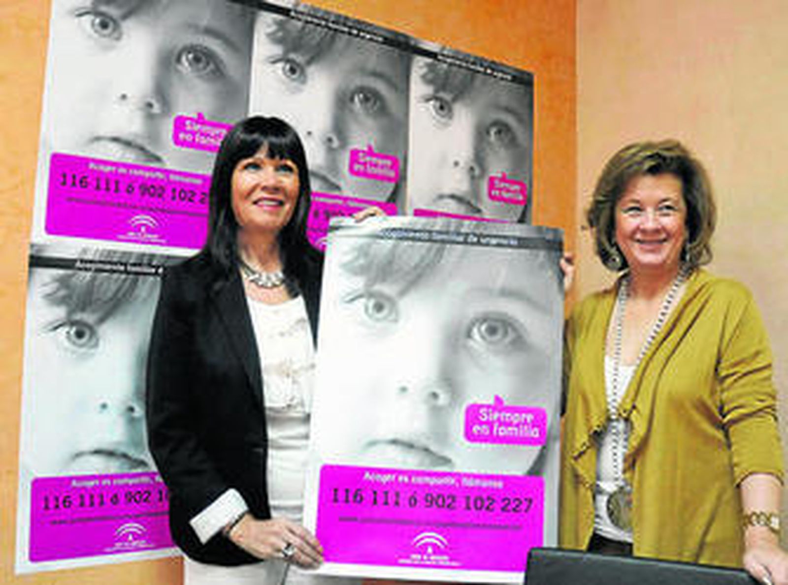 Navarro ayer sostiene un cartel de la campaña de acogida junto a Teresa Vega, directora general de infancia.