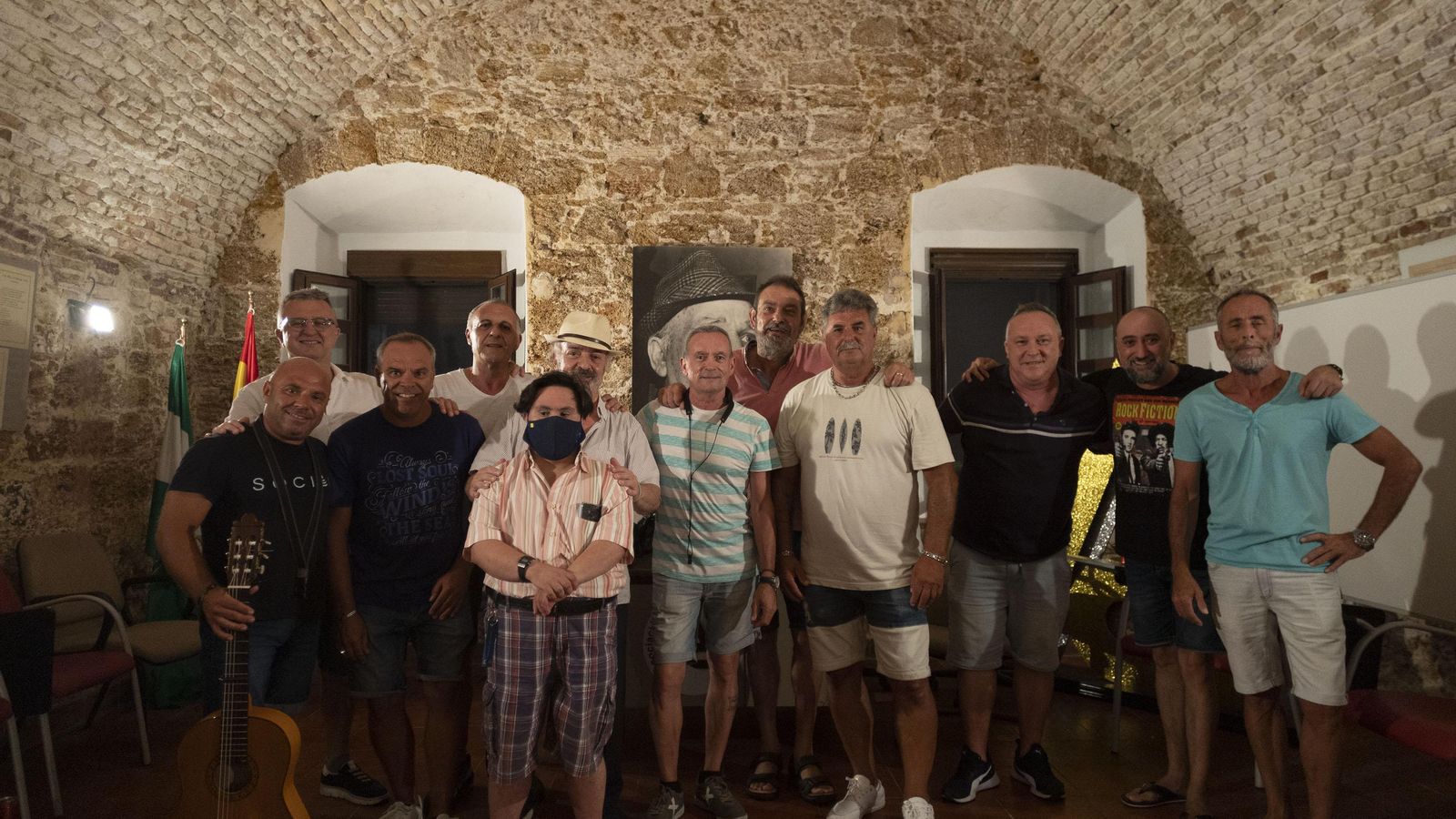 Foto de grupo de la comparsa en la peña Paco Alba.