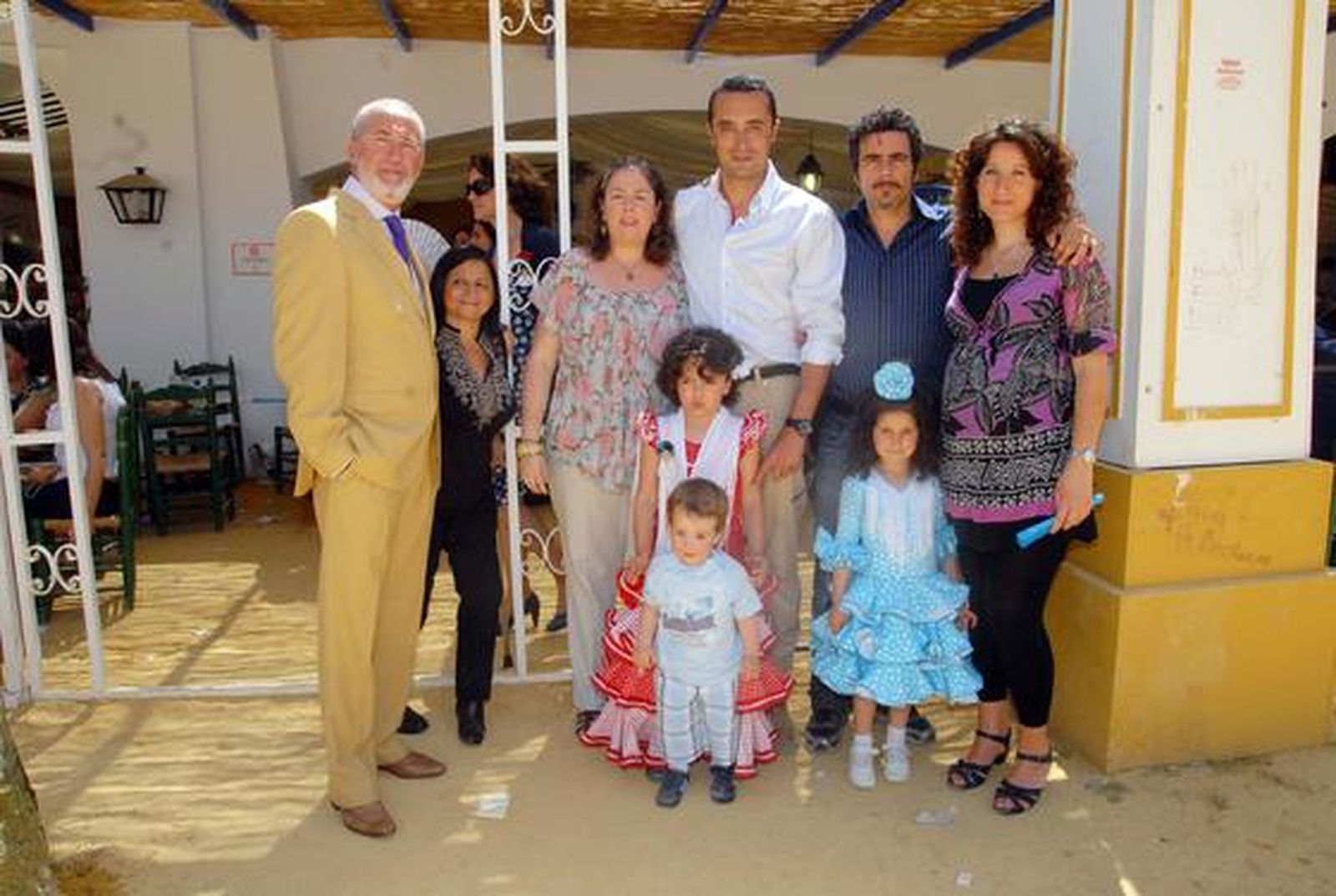 Willy, Andy y Óscar junto a sus esposas Raquel, Pepi y Raquel se pasaron ayer por la caseta del Diario con sus respectivos hijos, Andrea, Claudia y Héctor.

Foto: Manuel Aranda