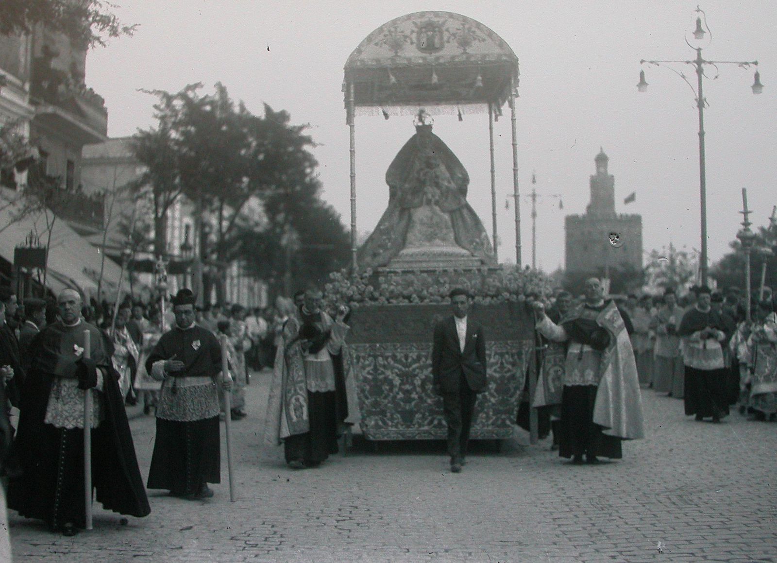 La Virgen de los Reyes en el Paseo de Colón en 1929.