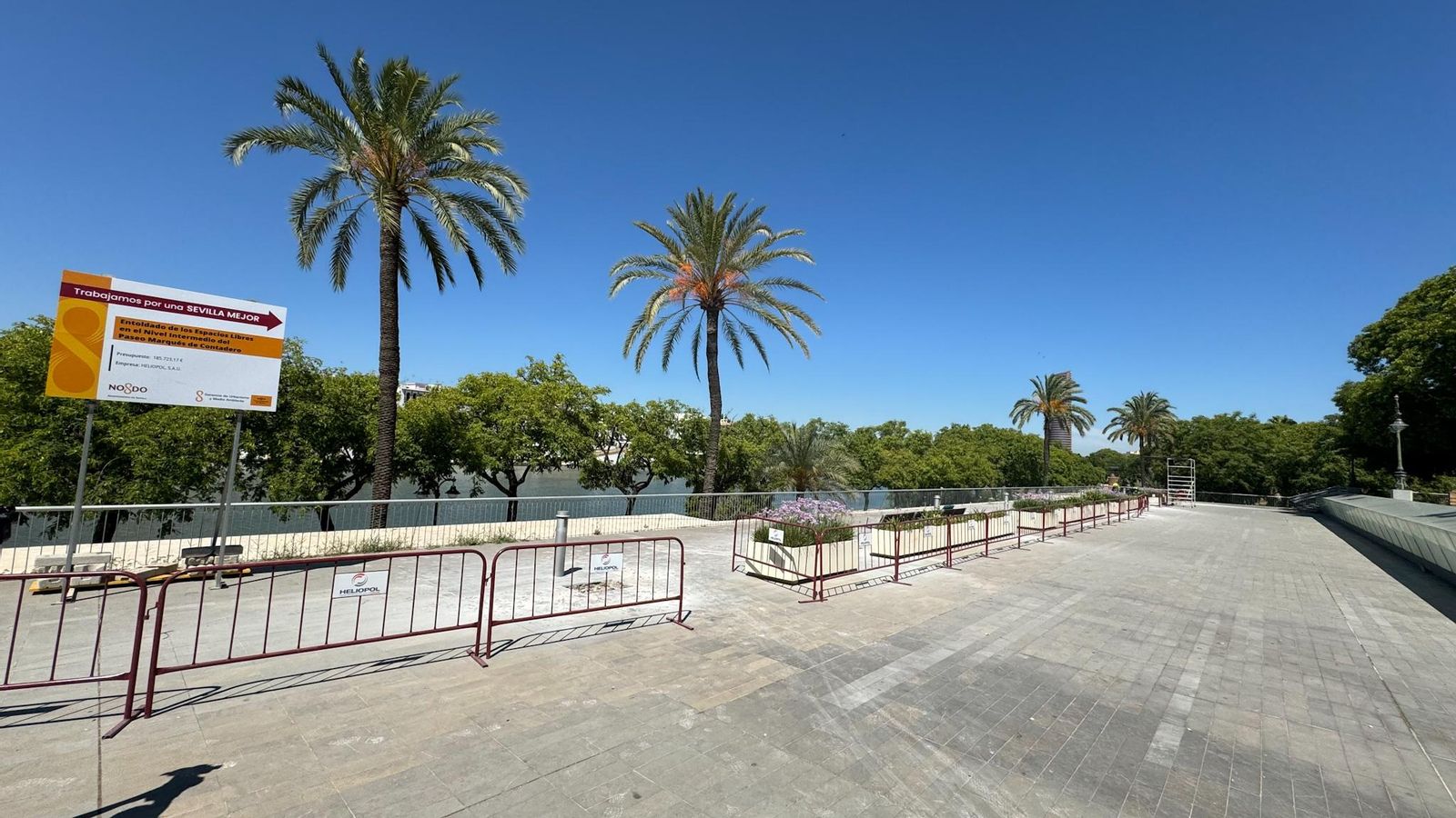 El cartel que anuncia la instalación de los toldos.