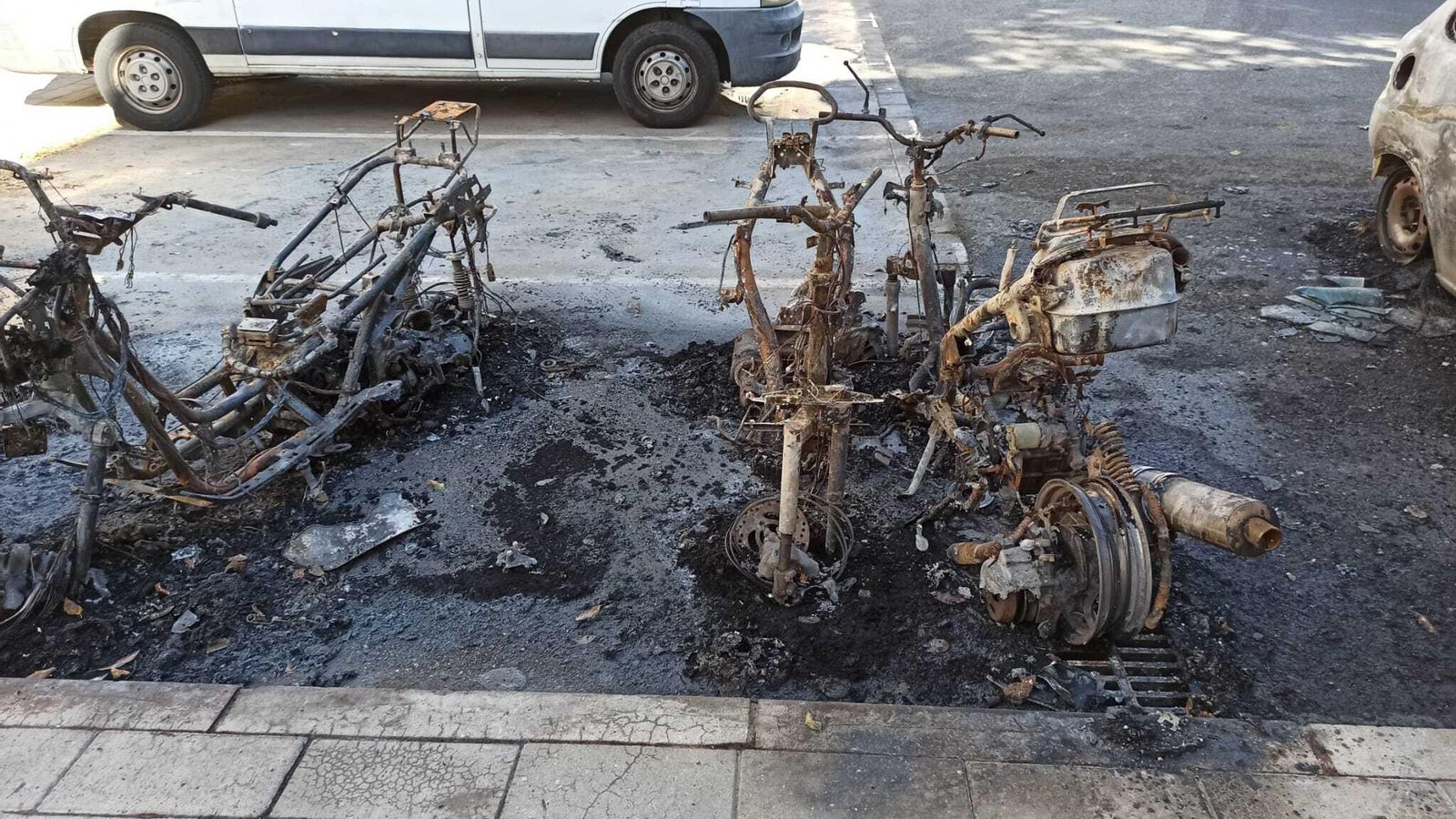 Dos de las motos destruidas.