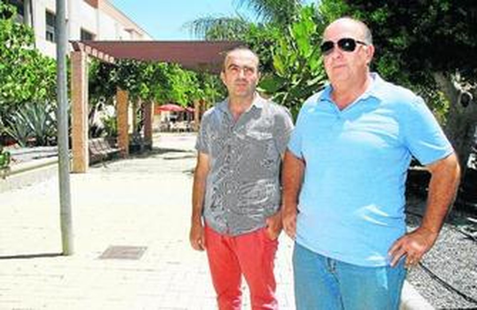 Sus hermanos Francisco Javier y Antonio Mañas Morales, en el parque que recordará para siempre la memoria de su hermano Juan.