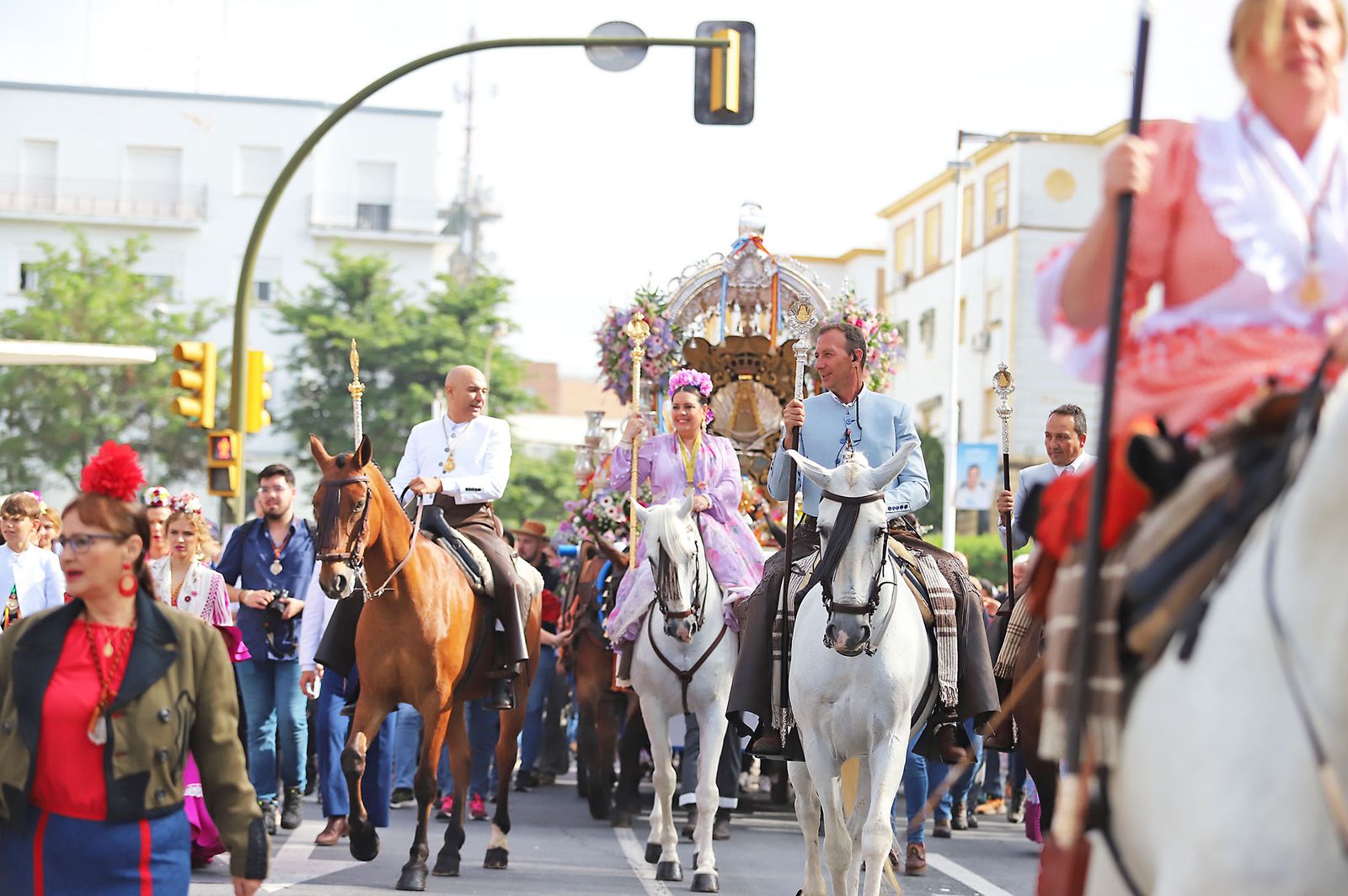 El Rocío 2023: Imágenes de la Hermandad de Emigrantes en su salida de Huelva