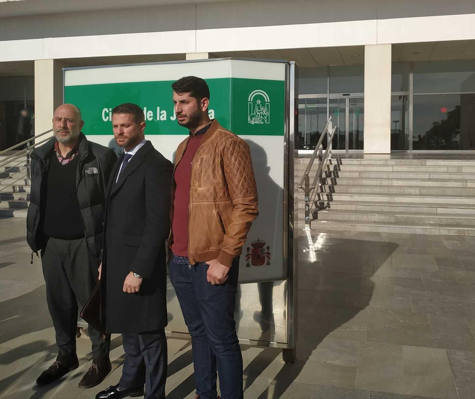 Representantes del Stal y su abogado, a las puertas de la Ciudad de la Justicia.