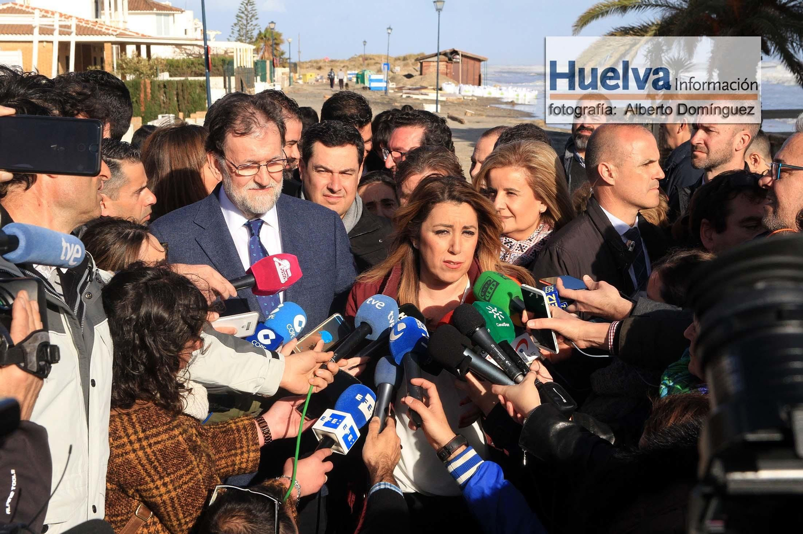 Imágenes de la visita de Rajoy y Susana Díaz a la playa de La Antilla