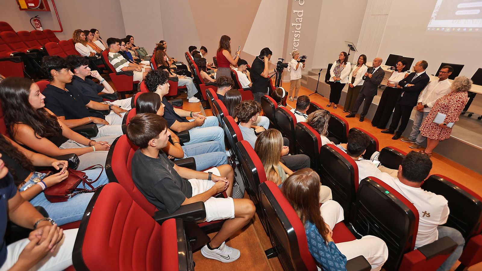 Bienvenida de los estudiantes del Grado de Medicina de la Universidad de Huelva. Bienvenida de los estudiantes del Grado de Medicina de la Universidad de Huelva.