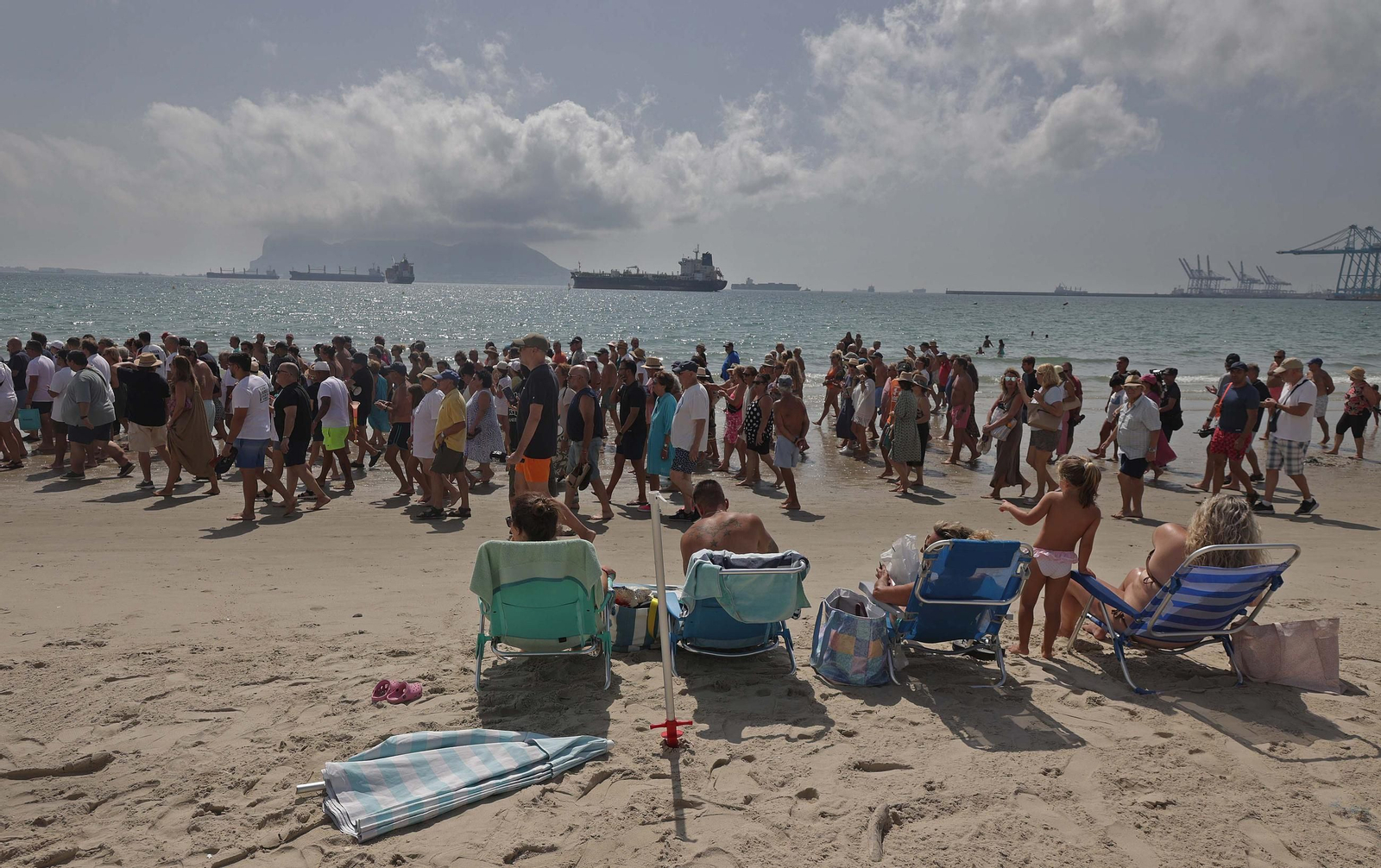 Fotos de la manifestación de la plataforma Salvemos El Rinconcillo y el grupo ecologista Verdemar en Algeciras