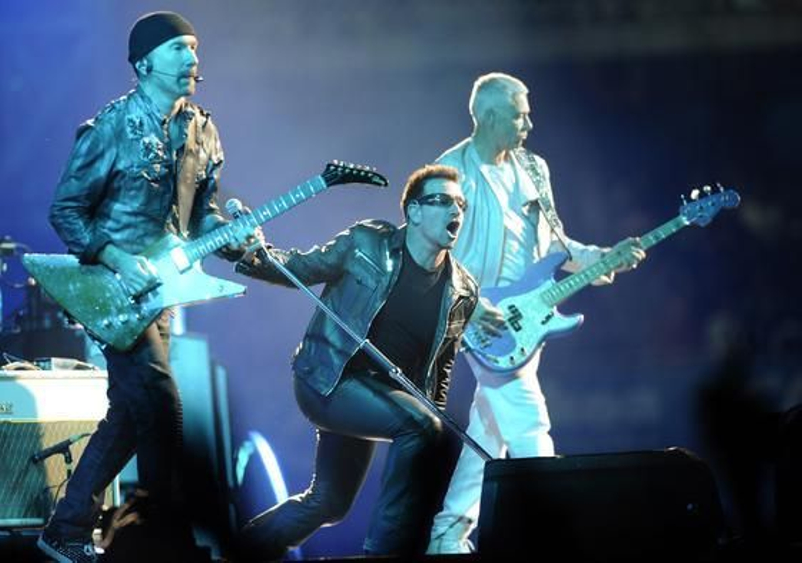 La banda irlandesa U2 convence a sus seguidores en San Sebastián. / EFE, AFP, Reuters