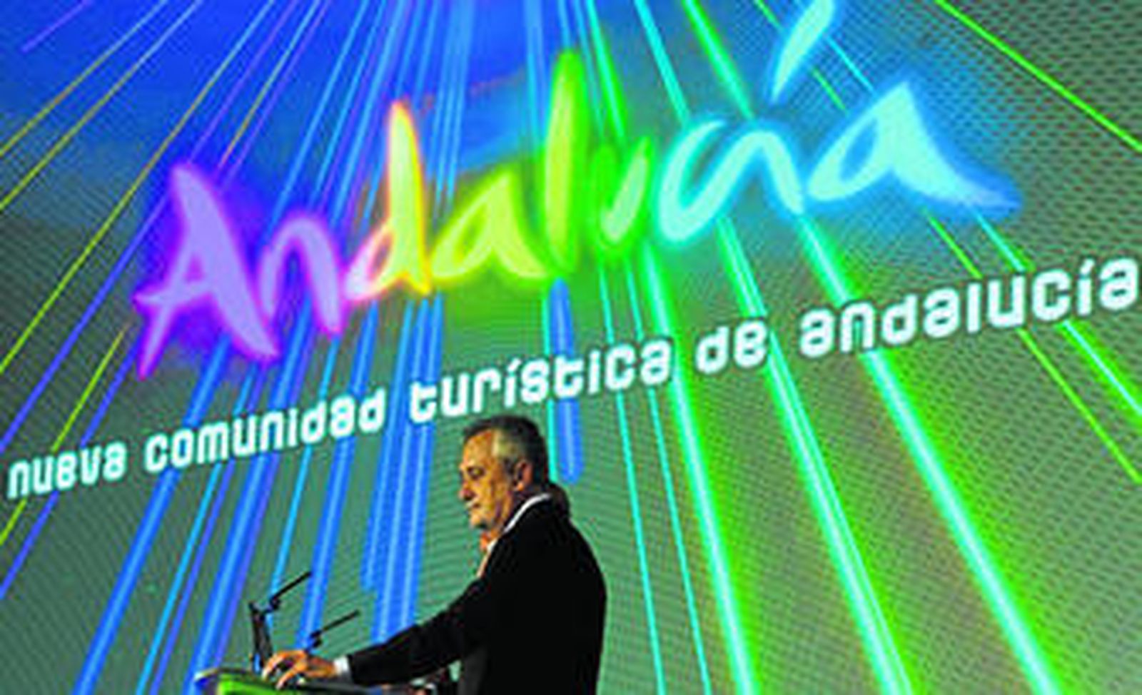 El presidente de la Junta, José Antonio Griñán, durante el acto de presentación de la puesta en funcionamiento de la comunidad turística, ayer, en Málaga.