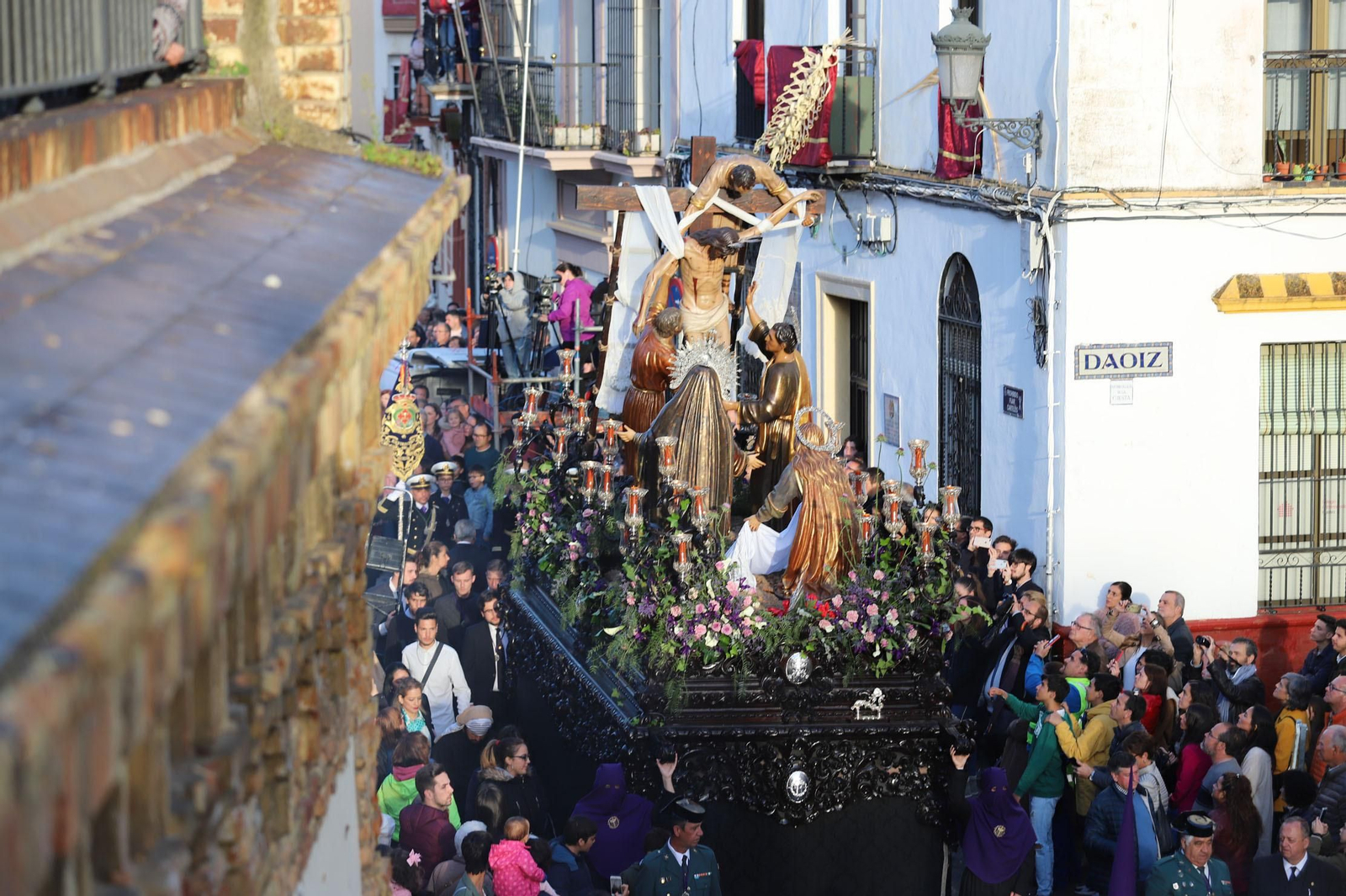 Imágenes de la procesión del Descendimiento por las  calles de Huelva