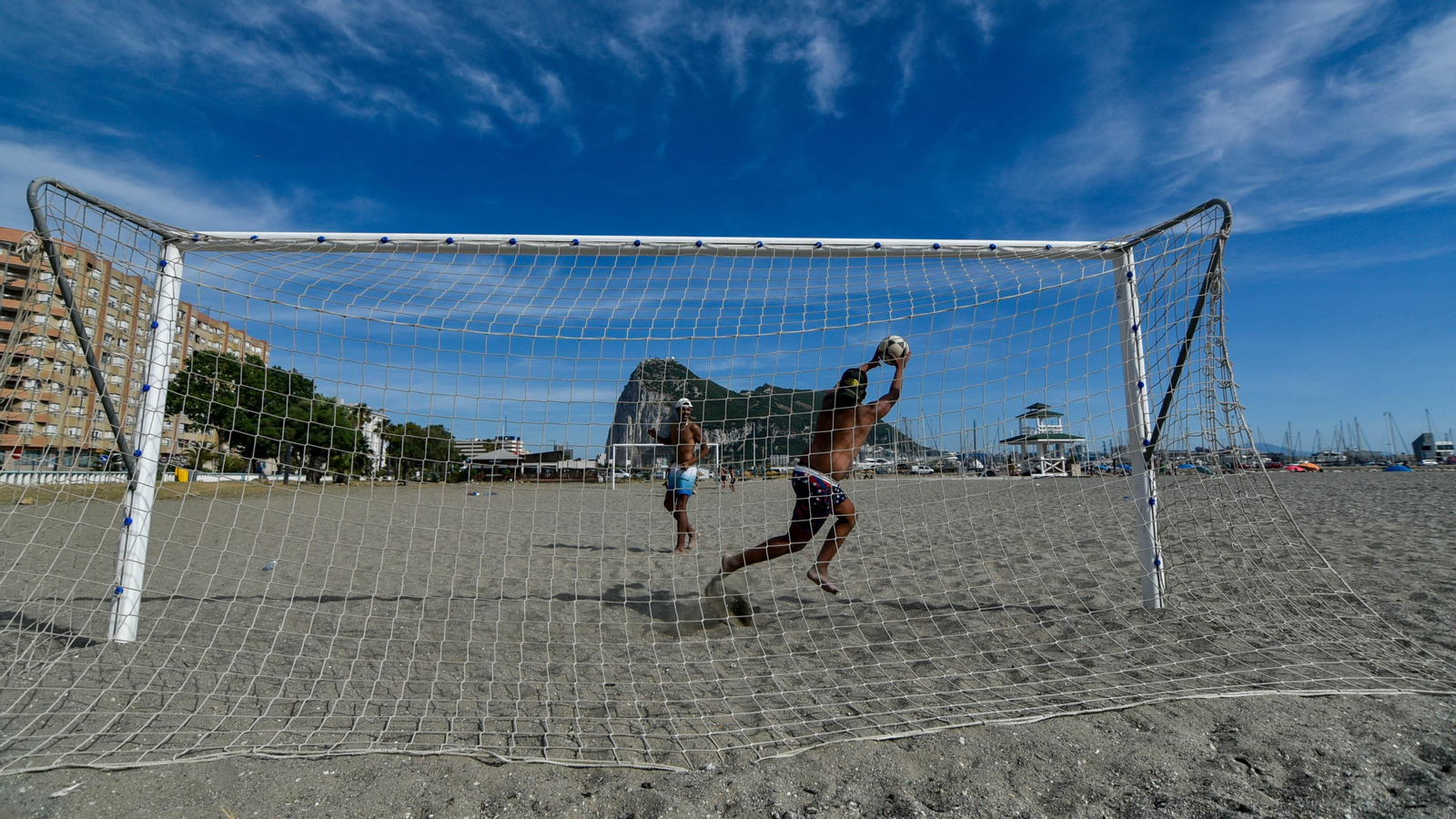 Las fotos de una tarde de sol y playa en La Línea