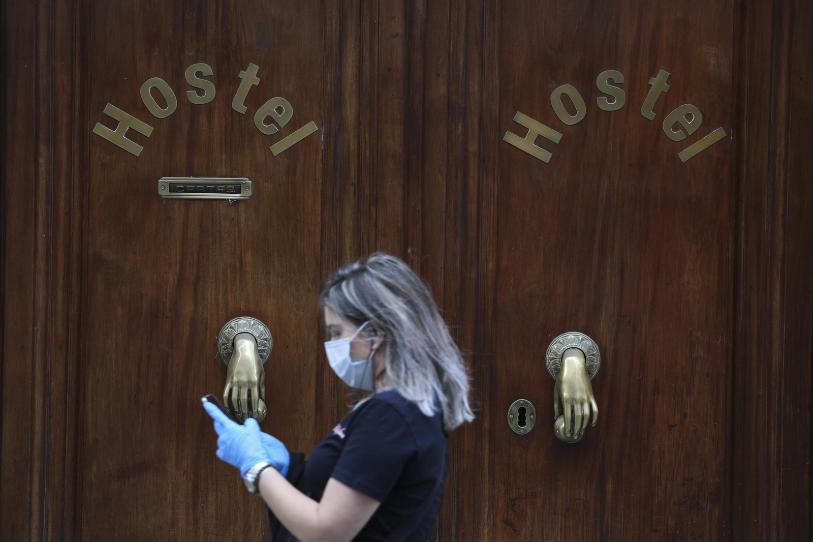 Una joven pasa por delante de un hostal de la capital.