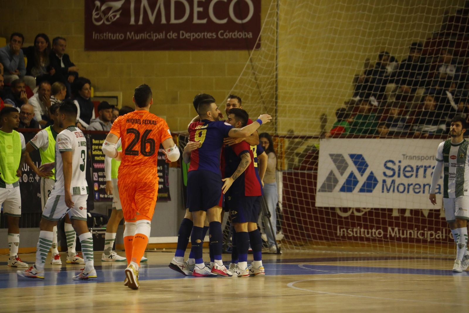 Las mejores fotos del ambiente en Vista Alegre para el Córdoba Futsal - Barça
