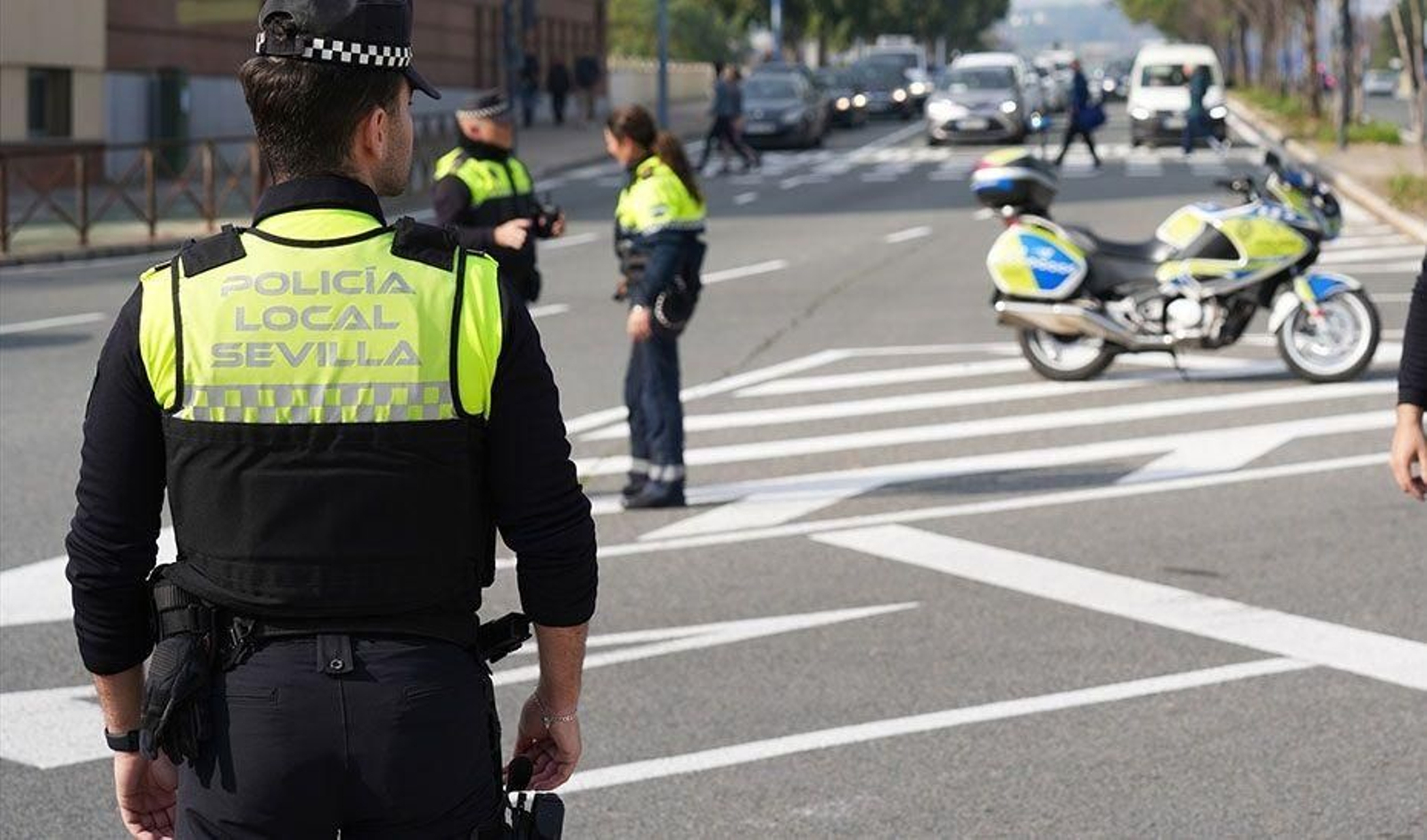 Policías locales de Sevilla, en un cruce. Policías locales de Sevilla, en un cruce.