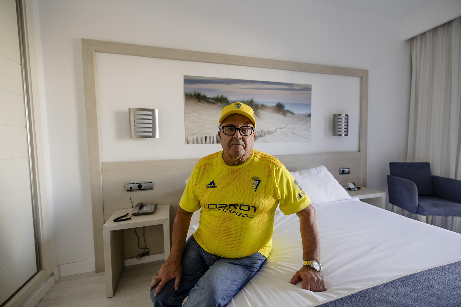 Miguel Díaz Rodríguez en su habitación 306, en la que pasa dos meses al año.