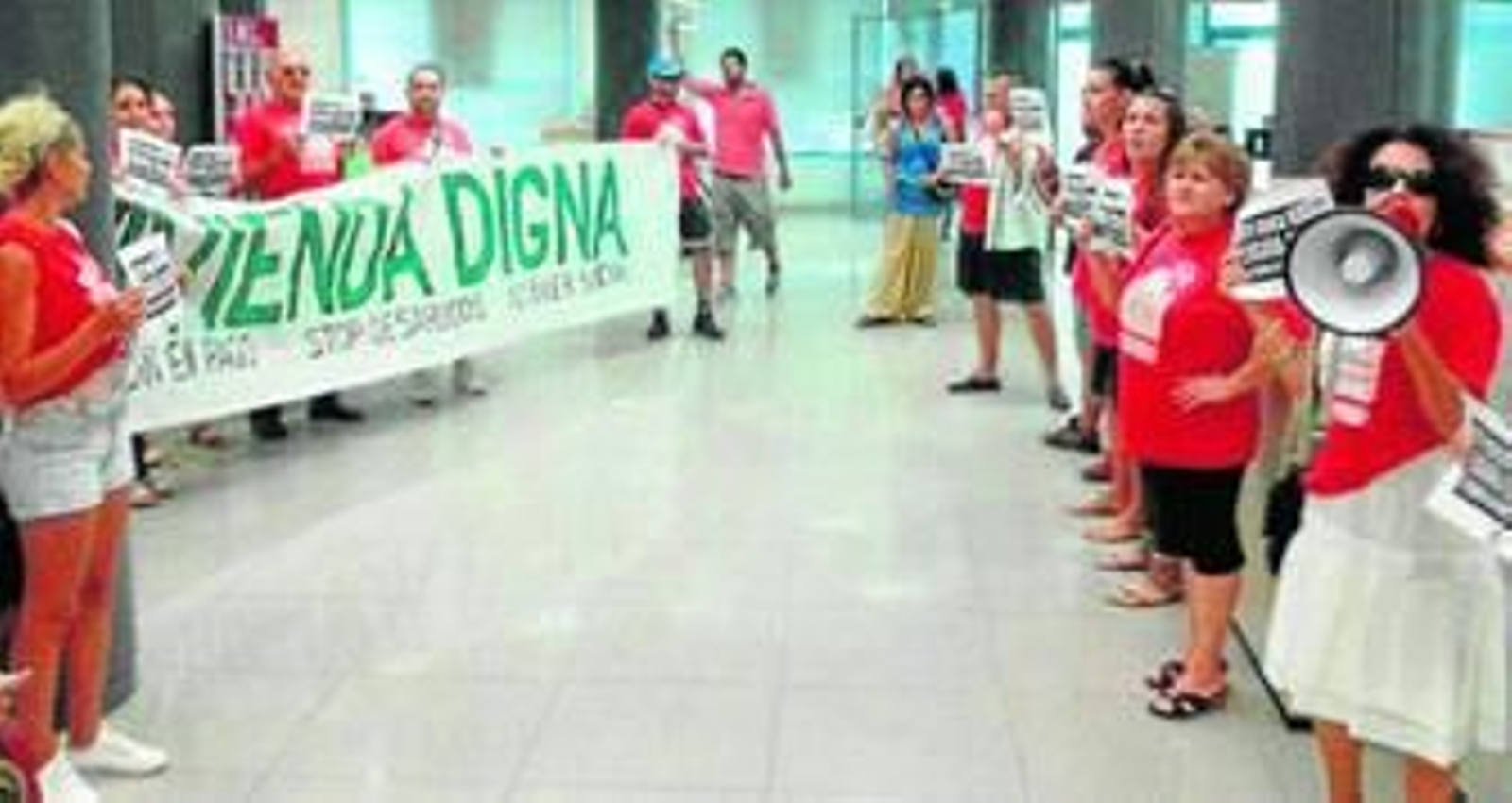 Activistas de la Plataforma de Afectados por la Hipoteca en el interior de la sucursal del Banco Popular, ayer.