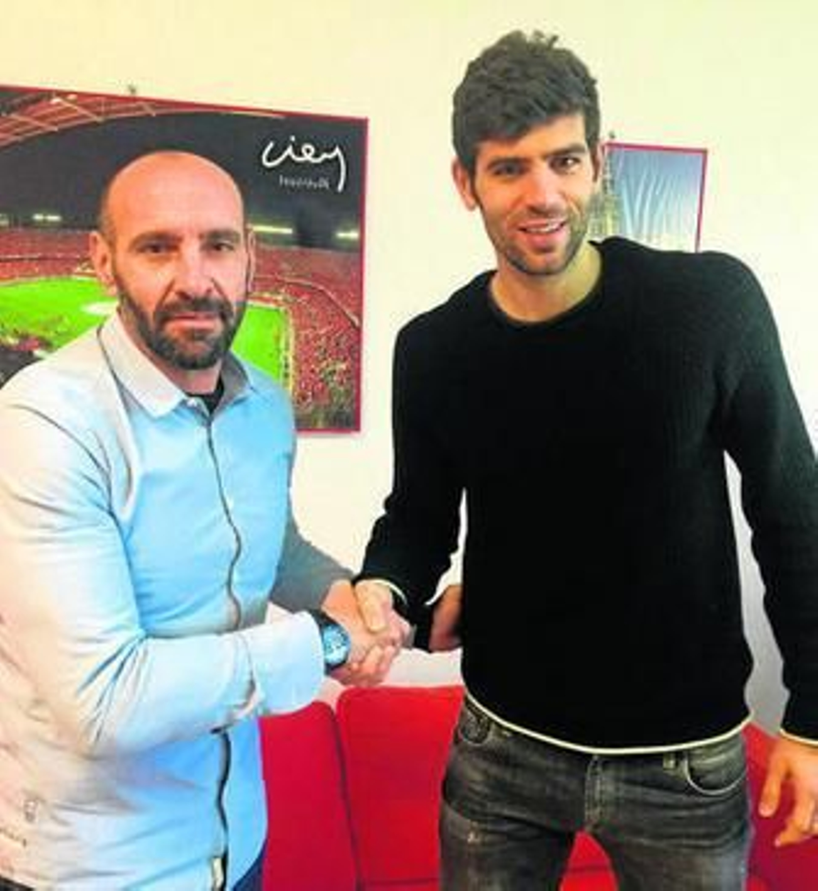 Monchi y Fazio, tras la firma del contrato hasta junio, en el despacho del director deportivo.