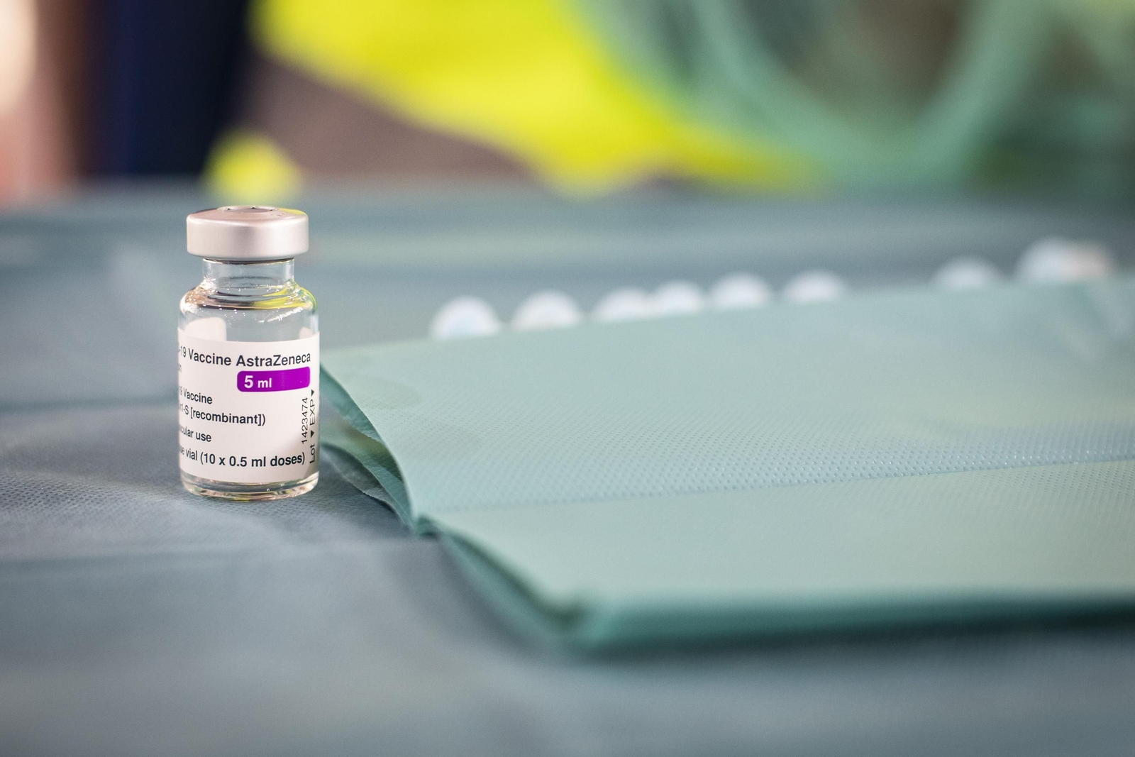 Ampolla de AstraZeneca para la vacunación contra la Covid 19.