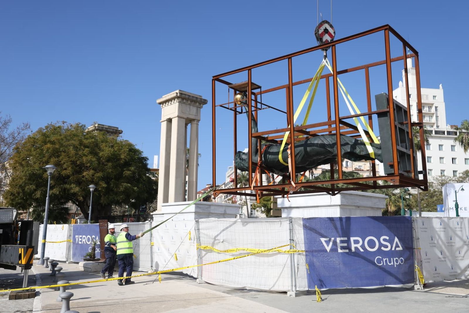 El montaje de las dos esculturas de Neptuno y Venus, en fotos