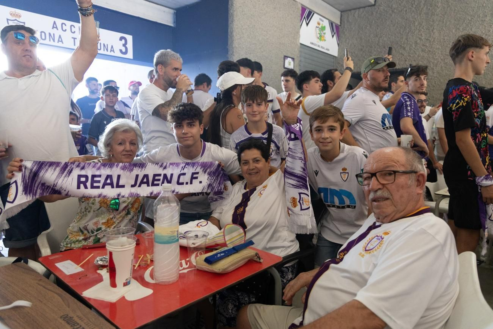 El épico recibimiento de la afición lagarta al Real Jaén, en imágenes