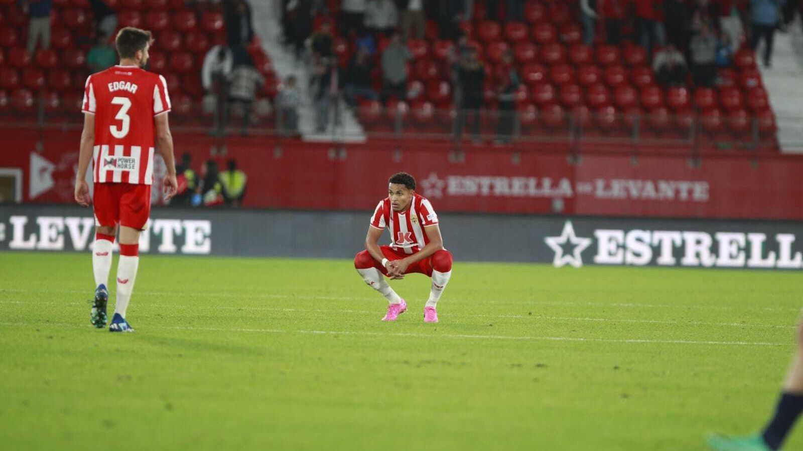 Lázaro Vinicius, en cuclillas tras caer ante la Real y acumular 13 duelos sin ganar este curso