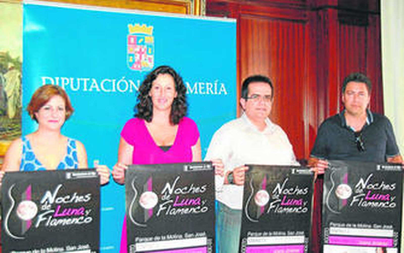 Gemma Garrido, María Vázquez, Antonio Jesús Rodríguez y Marcos Escánez con el cartel de 'Noches de luna y flamenco'.