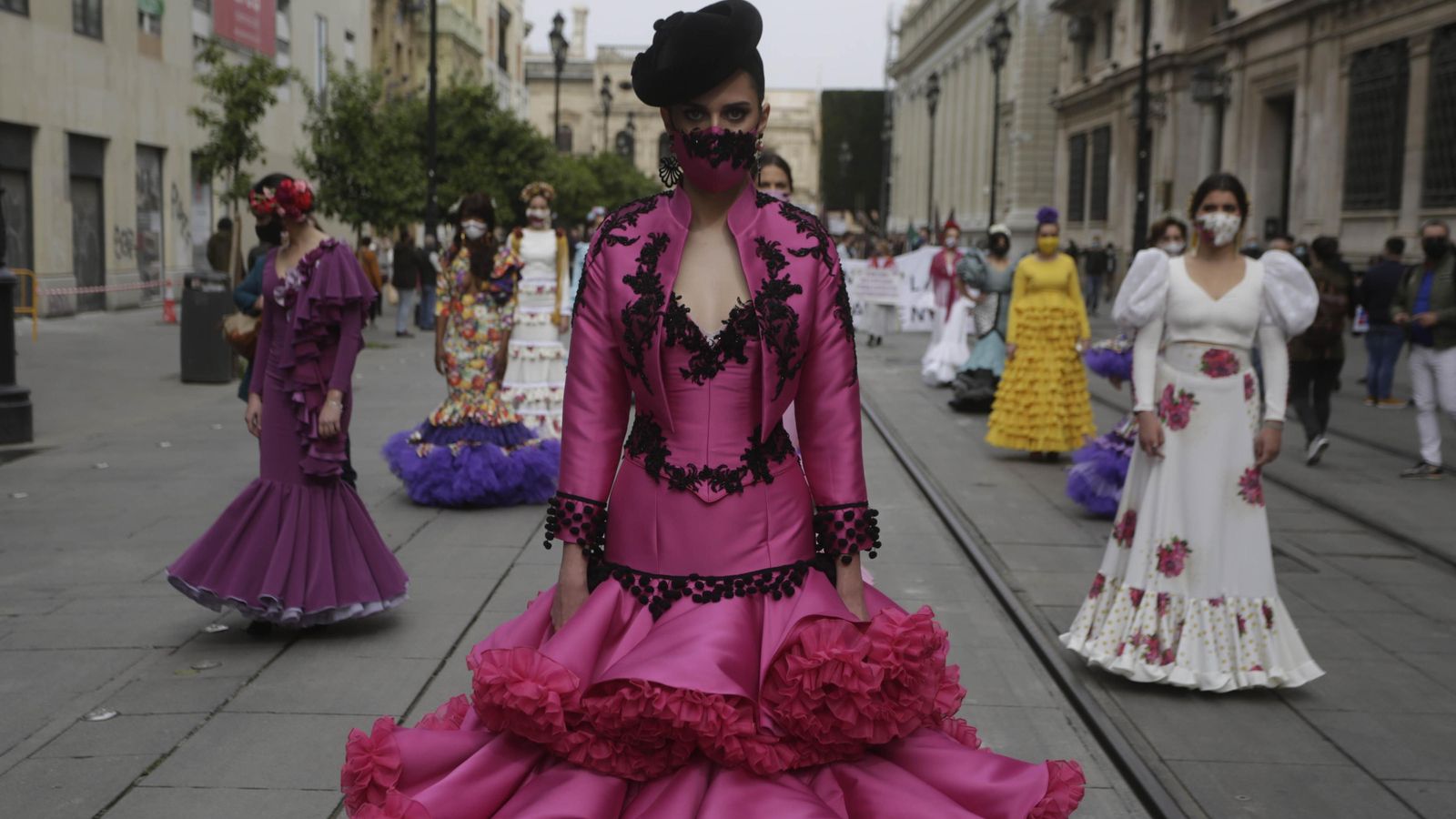 Una imagen de la última movilización de diseñadores y artesanos de la moda flamenca en la Avenida de la Constitución.