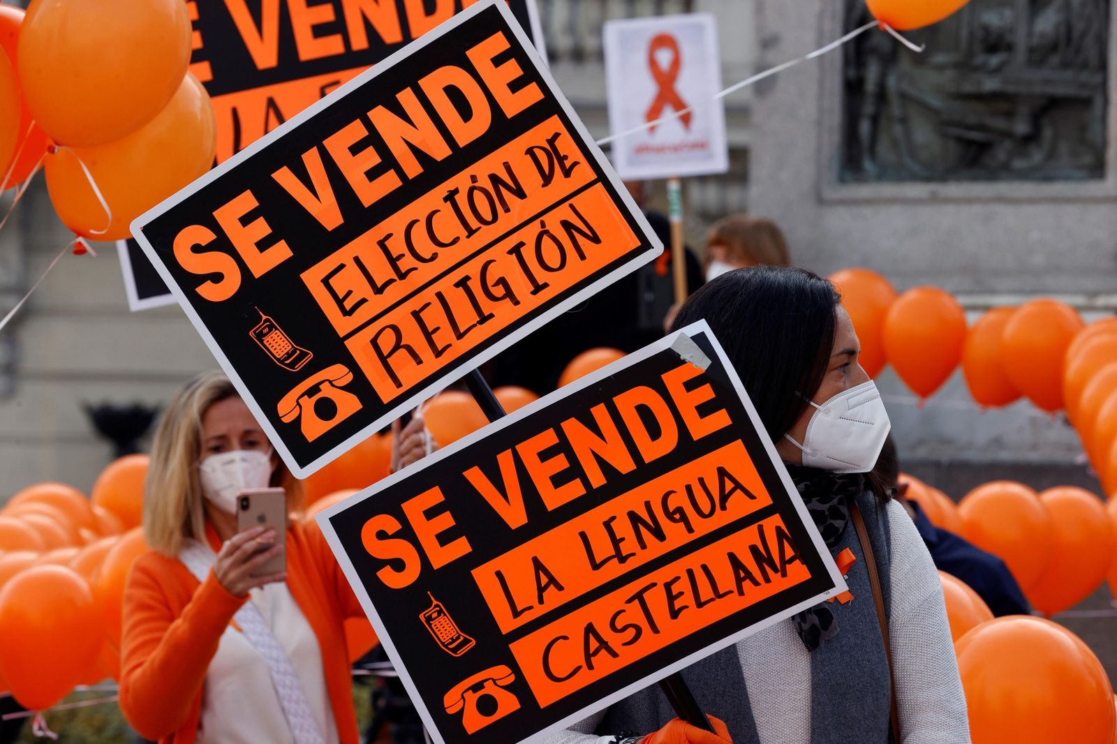 El naranja fue el color emblemático de las protestas de esta semana frente a la LOMLOE en todo el país