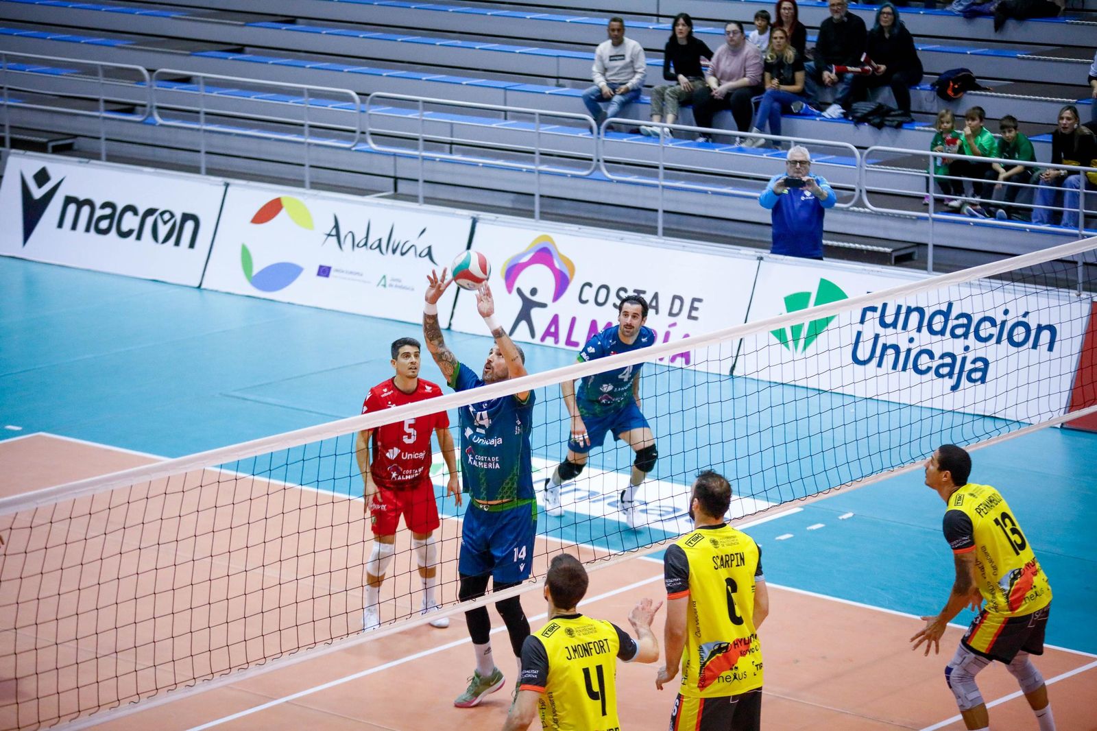 Las imágenes del Unicaja Costa de Almería-Leleman Conqueridor, primer partido del play off por el título de Superliga en Almería