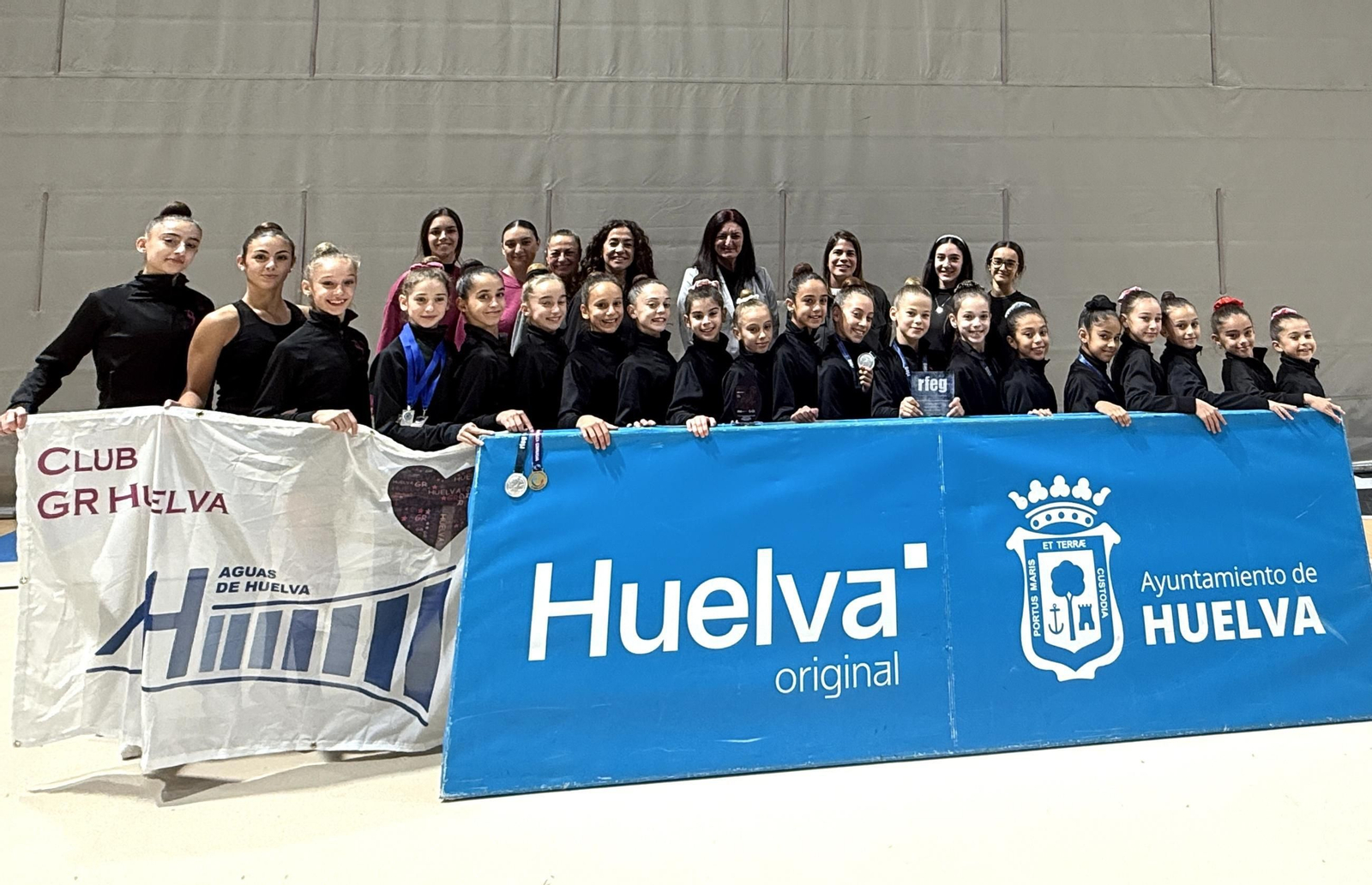 Foto de familia con el GR Huelva.