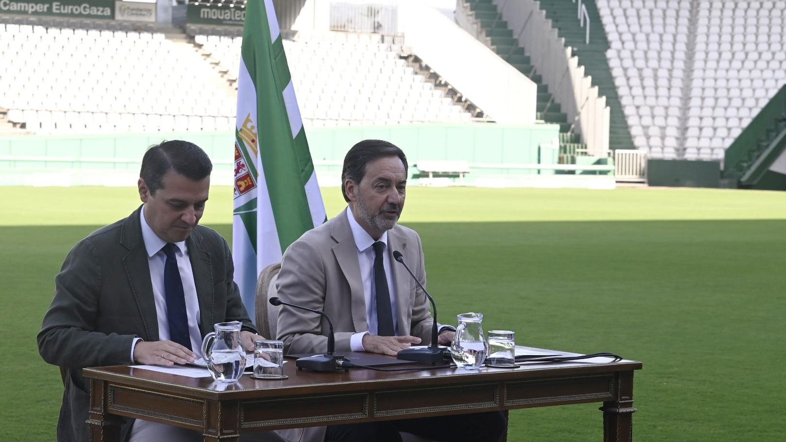 Bellido y Monterrubio, en el momento de la firma de la cesión de El Arcángel al Córdoba CF.