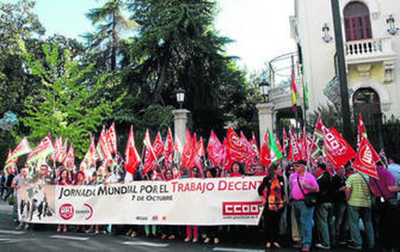Delegados sindicales iniciaron la protesta frente a la Subdelegación del Gobierno.