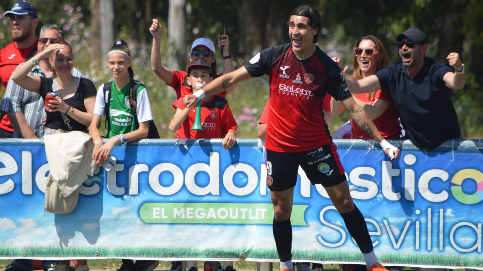 Tommy Montenegro celebra un gol con el Salerm Puente Genil.