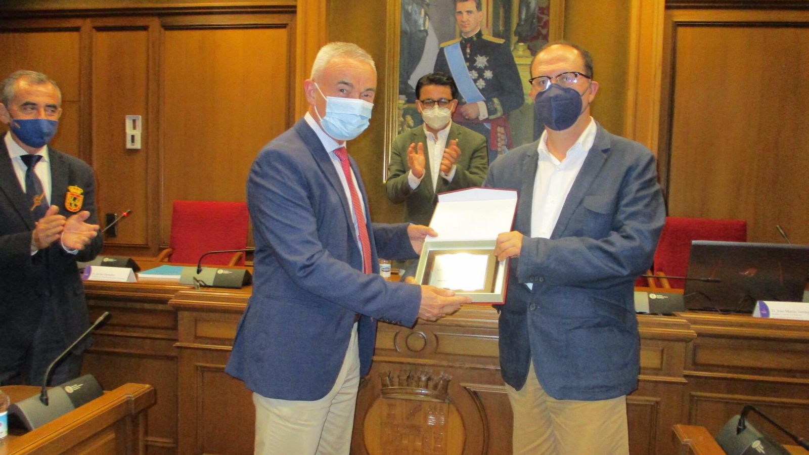 El general Marín entrega una placa al Dr. Verdejo.