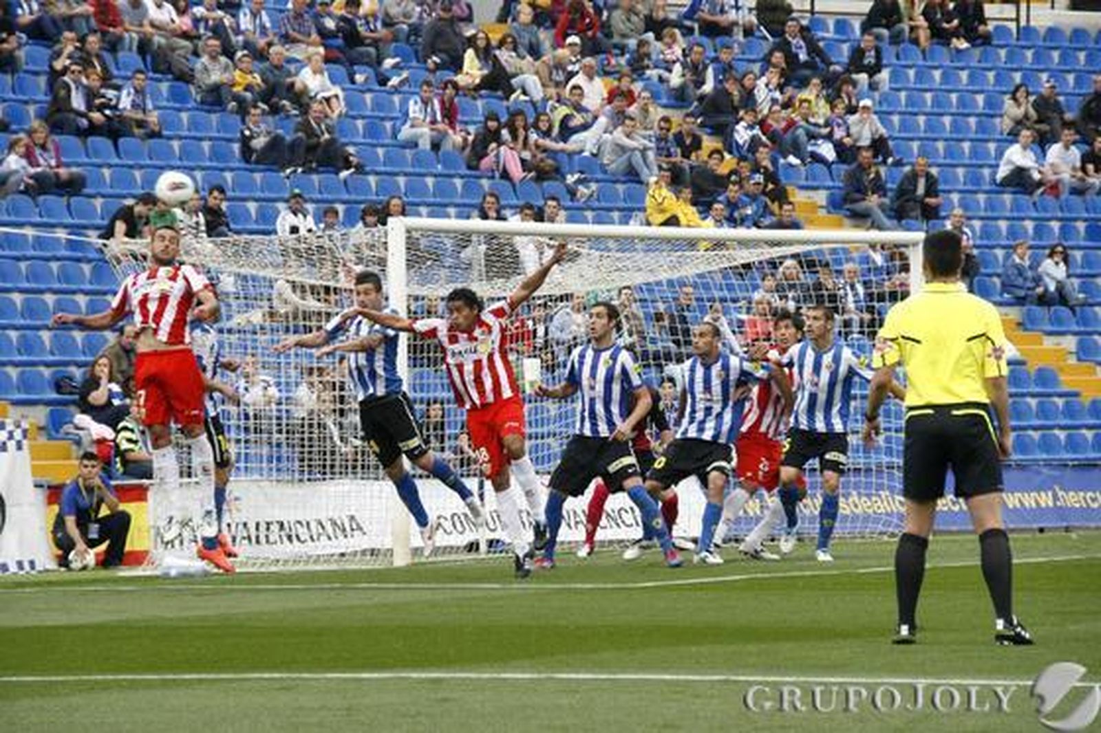 El Almería se lleva un punto del Rico Pérez y se mantiene en la pelea por las plazas de promoción. 

Foto: Rafael Gonzalez