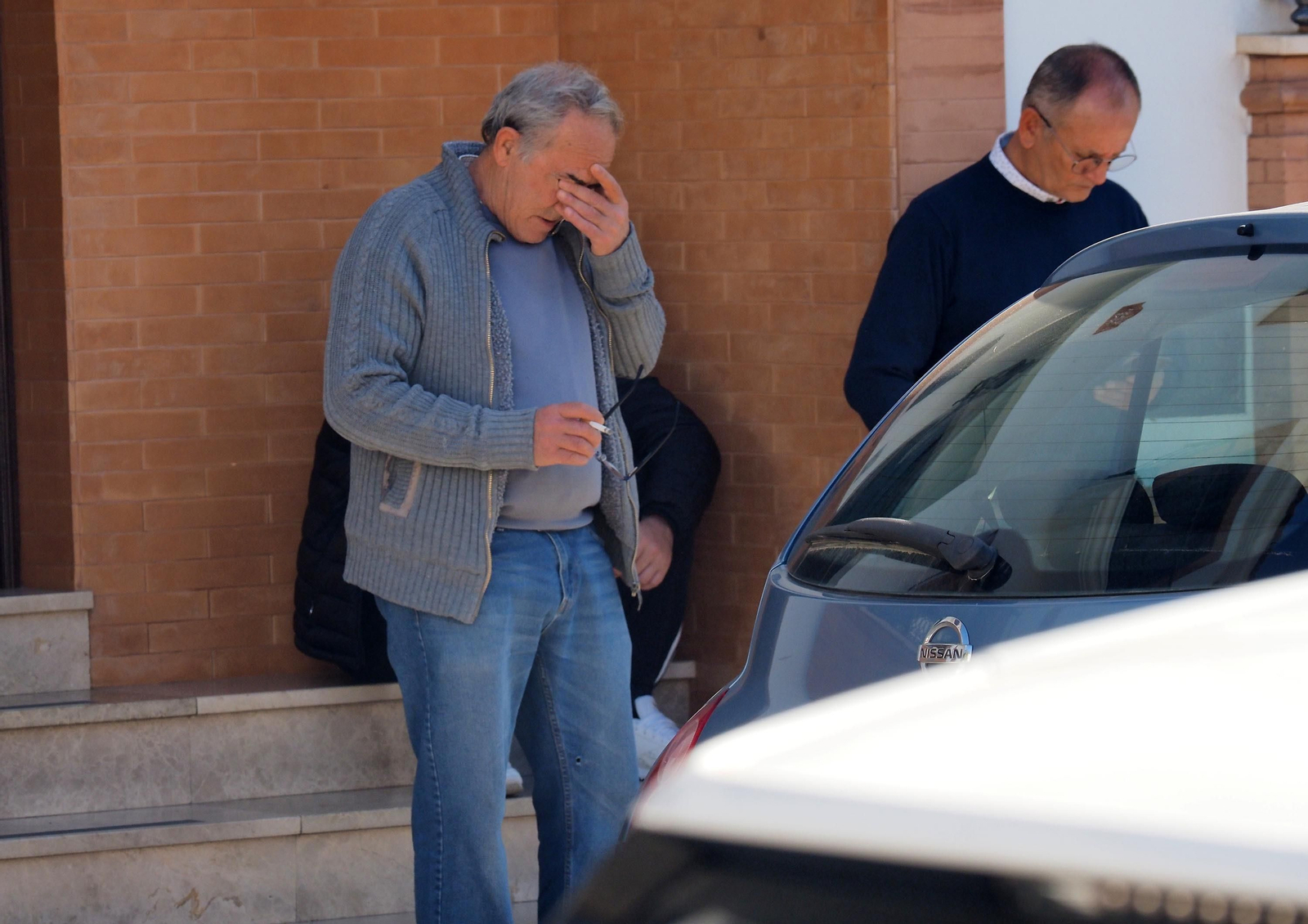 Los familiares del marinero desaparecido de Lepe desconsolados en la puerta de su domicilio.