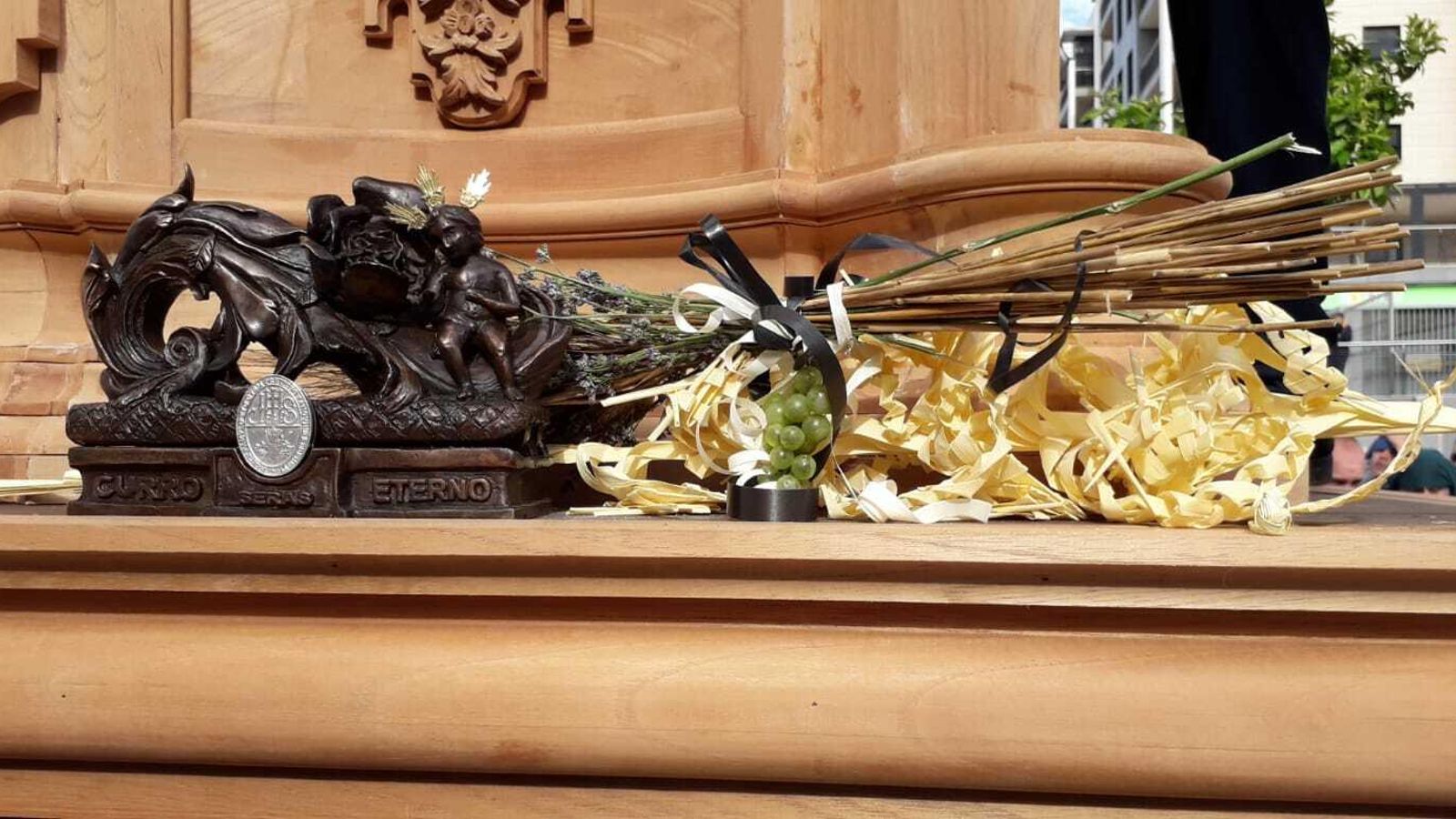 Llamador con el mensaje 'Curro serás eterno' en memoria de Curro Rodríguez Asuero