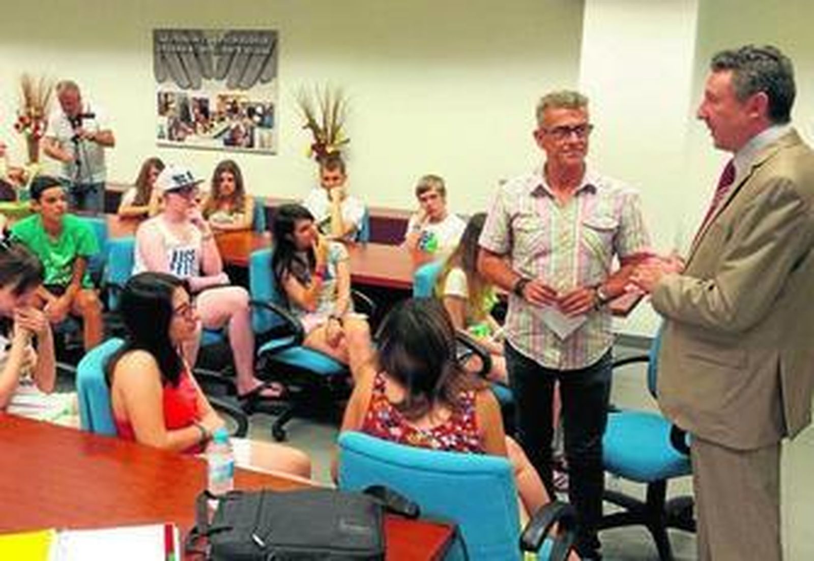 El delegado territorial de la ONCE, Cristóbal Martínez, con el catedrático de Didáctica Rafael Porlán, en el campus.