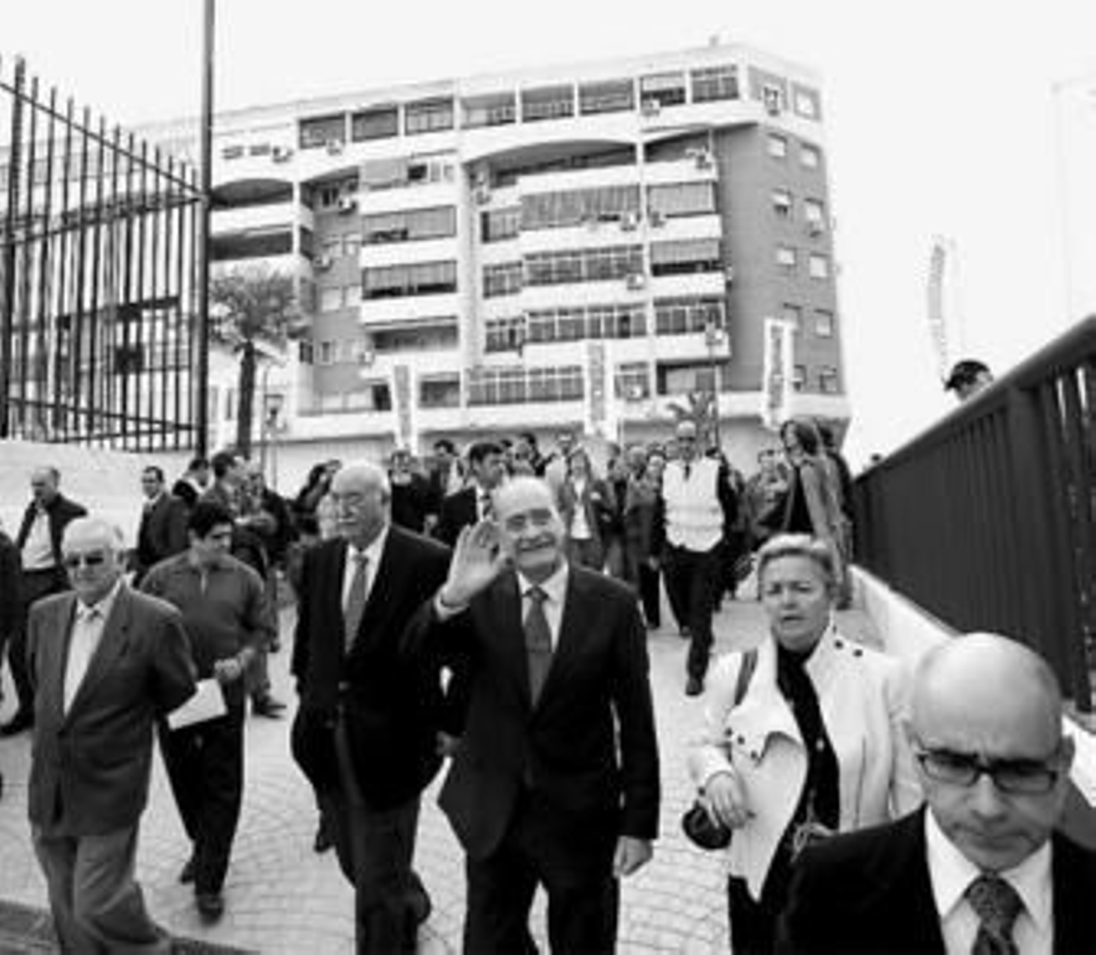 Cordero, De la Torre y Porras, ayer, a su llegada al aparcamiento de Santa Cristina.
