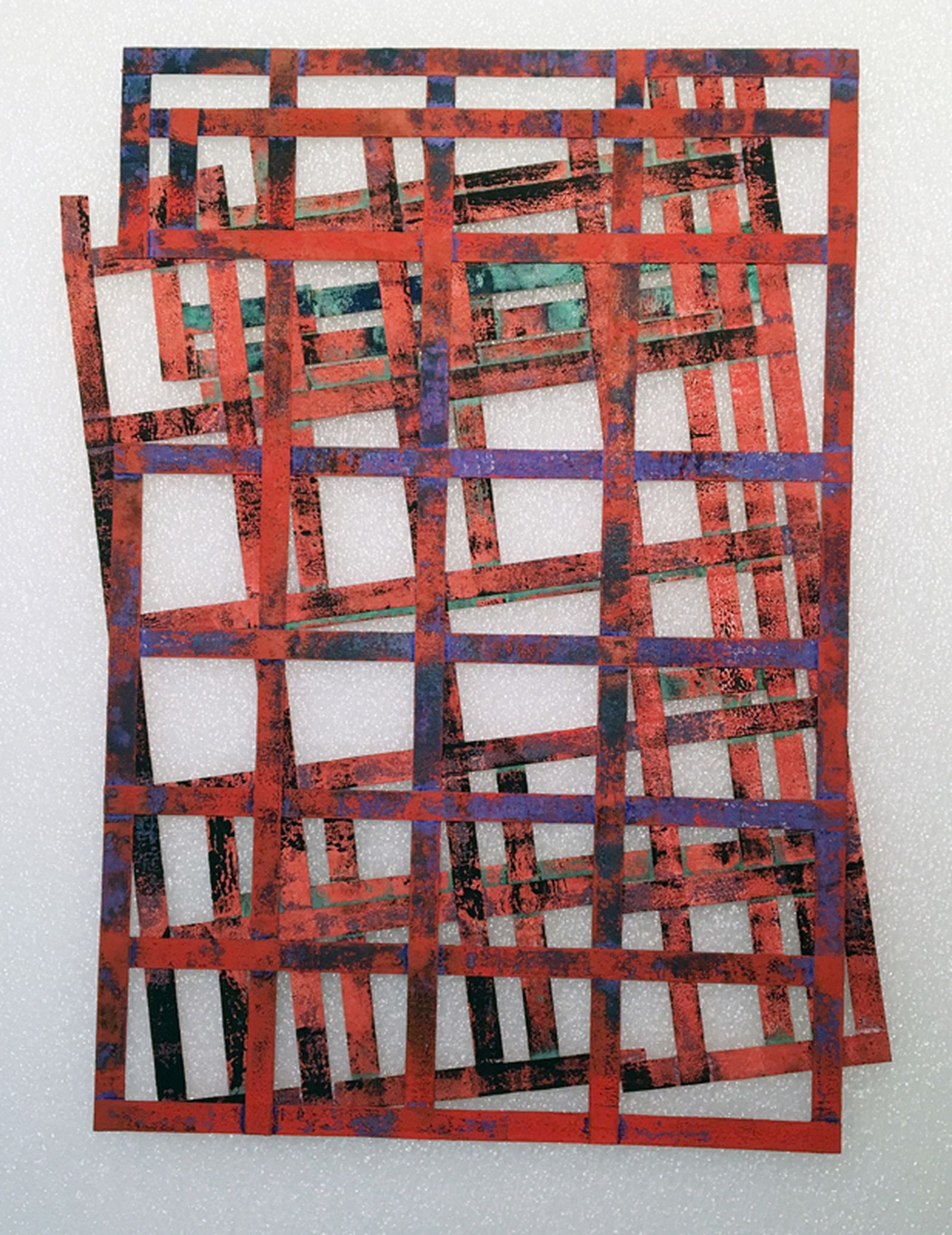 El enrejado y el rojo destacan en esta pieza.