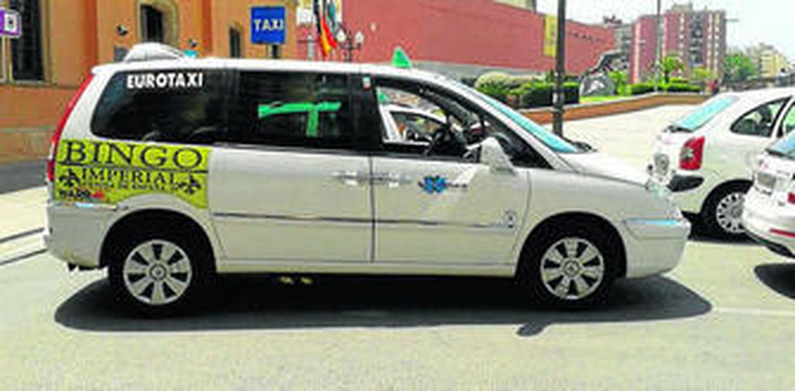 Uno de los dos taxis adaptados que hay en La Línea.