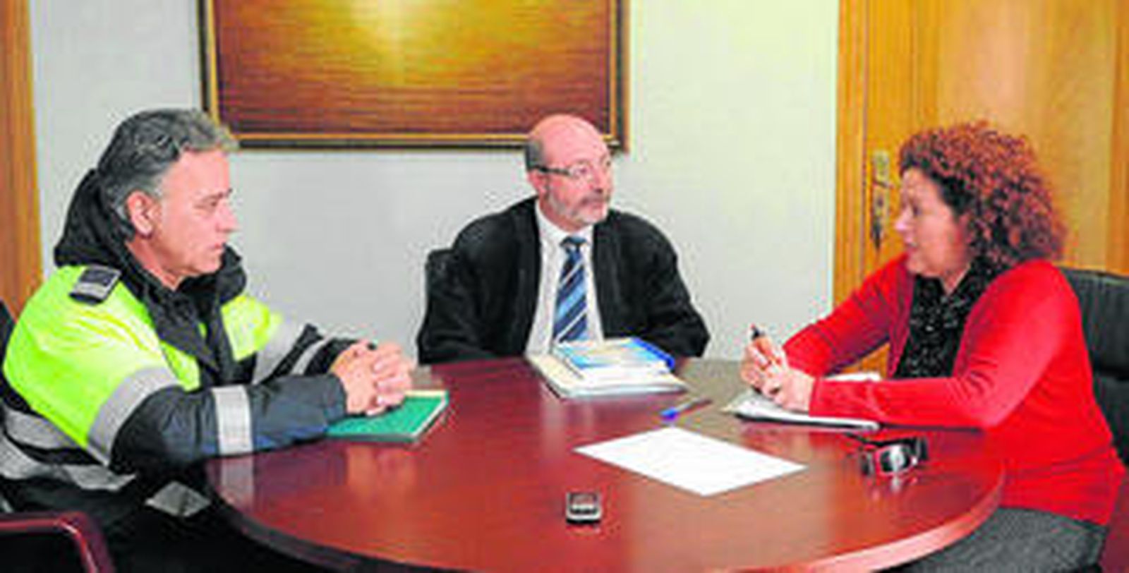 Antonio Cánovas, en el centro, durante la reunión mantenida con la alcaldesa, Ángeles Ariza.